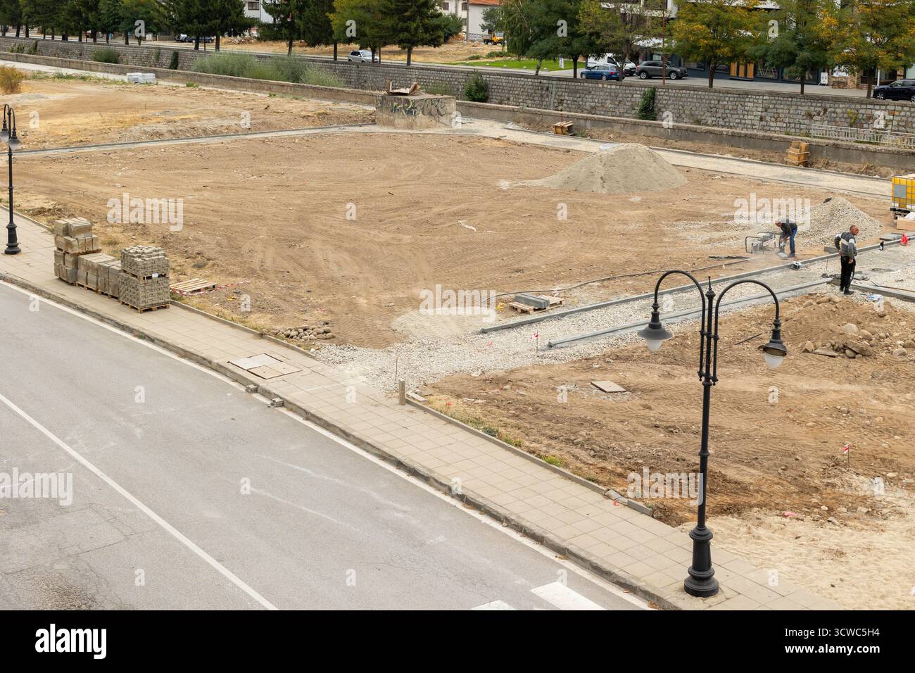Bansko, Bulgarien - 25. September 2025: Parkgelände in der Nähe des Flusses Glazne, Hochwinkelblick Stockfoto