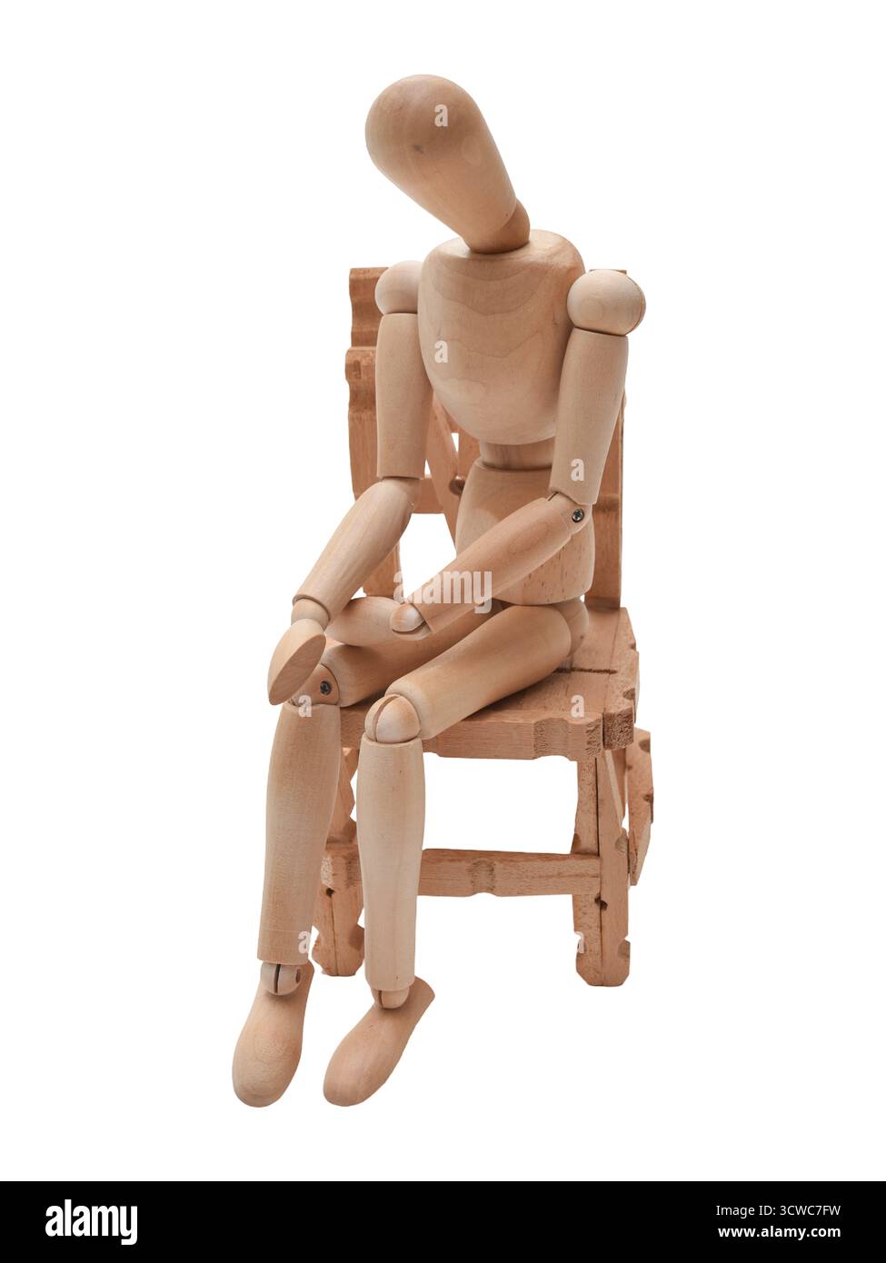 Eine auf einem Stuhl sitzende Künstlerpuppe zeigt eine entspannte Pose und ein nachdenkliches Verhalten, perfekt für künstlerische Referenzen und kreative Designprojekte Stockfoto