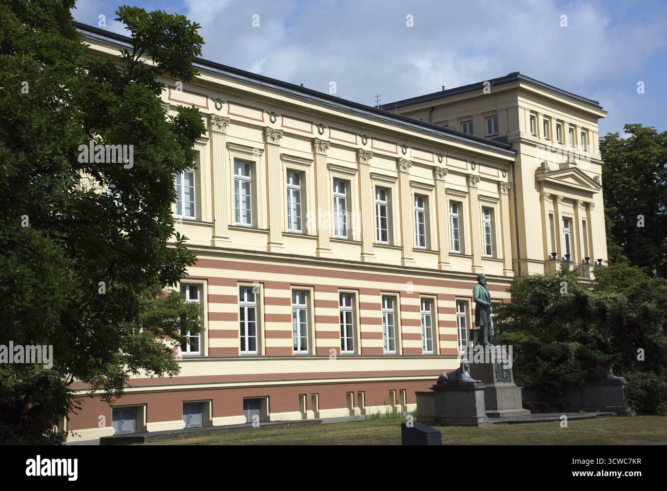 Altes chemisches Institut der Universität Bonn, vor dem August-Kekule-Denkmal, Nordrhein-Westfalen Stockfoto