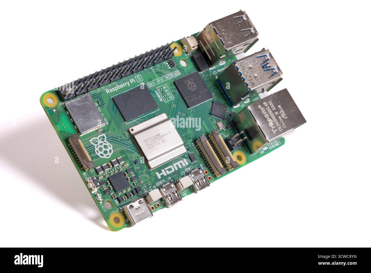 Istanbul, Türkei - 16. November 2023: Raspberry Pi 5 isoliert auf isoliertem weißem Hintergrund. Einplatinencomputer – SBC. Computer gebaut Stockfoto