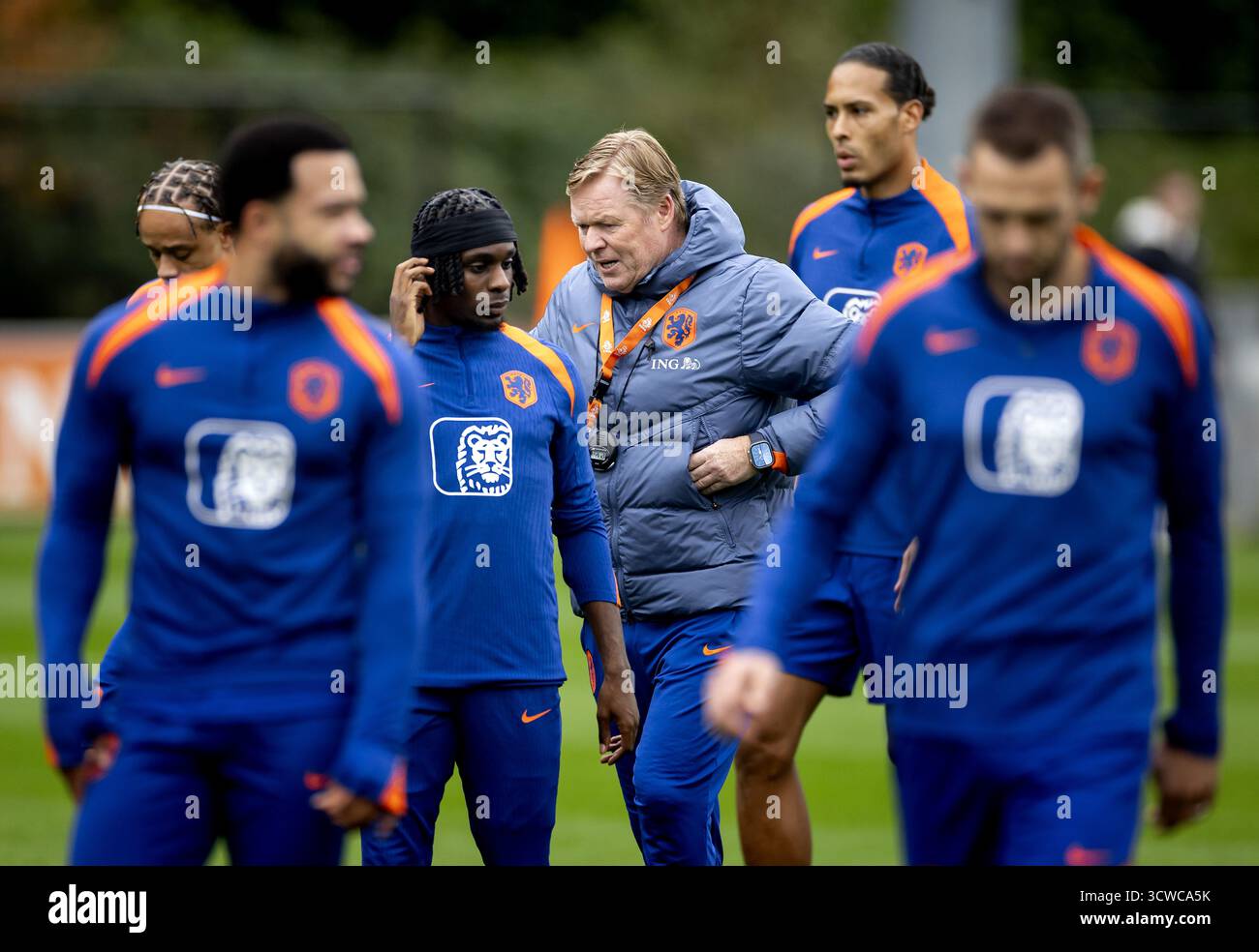 ZEIST - Xavi Simons, Jeremie Frimpong, Nationaltrainer Ronald Koeman und Virgil van Dijk während eines Trainings der niederländischen Nationalmannschaft auf dem KNVB Campus in Vorbereitung auf die WM-Qualifikation gegen Finnland. ANP KOEN VAN WEEL Stockfoto