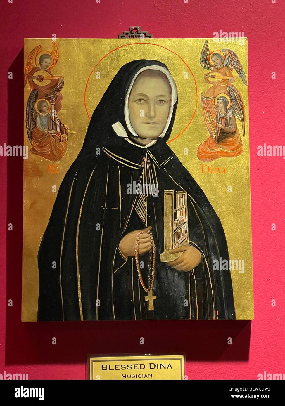 Gesegnete Dina, strahlend im Glauben, ihr sanfter Blick führt Seelen zu Hingabe und Hoffnung. - Smartphone-aufgenommenes Stockfoto