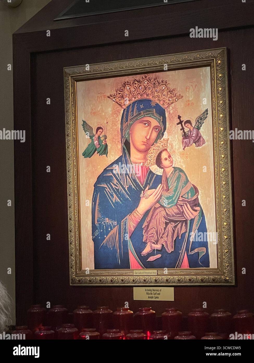 Eine heitere Darstellung der Madonna und des Kindes – ein zeitloses Symbol göttlicher Liebe, Reinheit und mütterlicher Gnade. - Smartphone-aufgenommenes Stockfoto