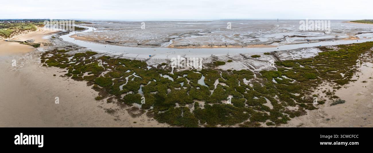 Ein mehrmaliges Luftpanorama des Hightown Beach in der Nähe von Liverpool mit Kanälen durch das Wattenmeer und Feuchtgebiete an der Küste von Sefton. Stockfoto