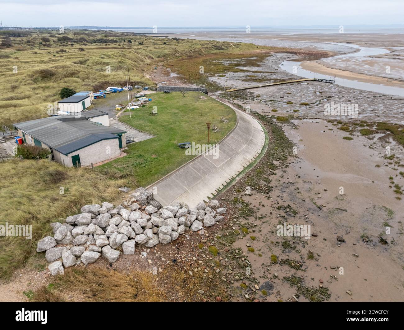 Luftaufnahme des Blundellsands Sailing Club an der Flussmündung des River Alt nahe Liverpool, Merseyisde, aufgenommen am 11. Oktober 2025. Stockfoto