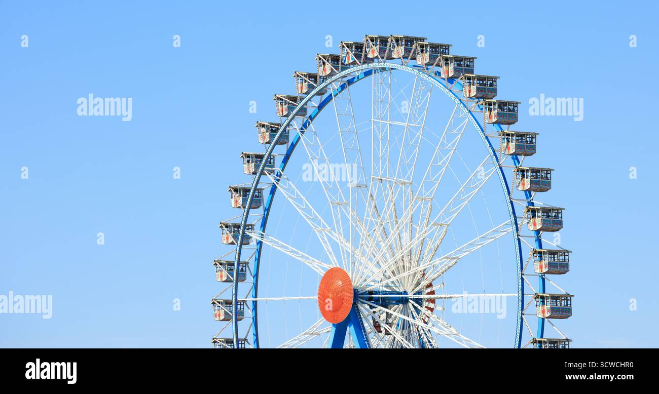 Buntes Riesenrad bei Sonnenschein und blauem Himmel beim Oktoberfest Volksfest in München - Freude, Tradition und besonderes bayerisches Flair - Deutschland, München 20 Stockfoto