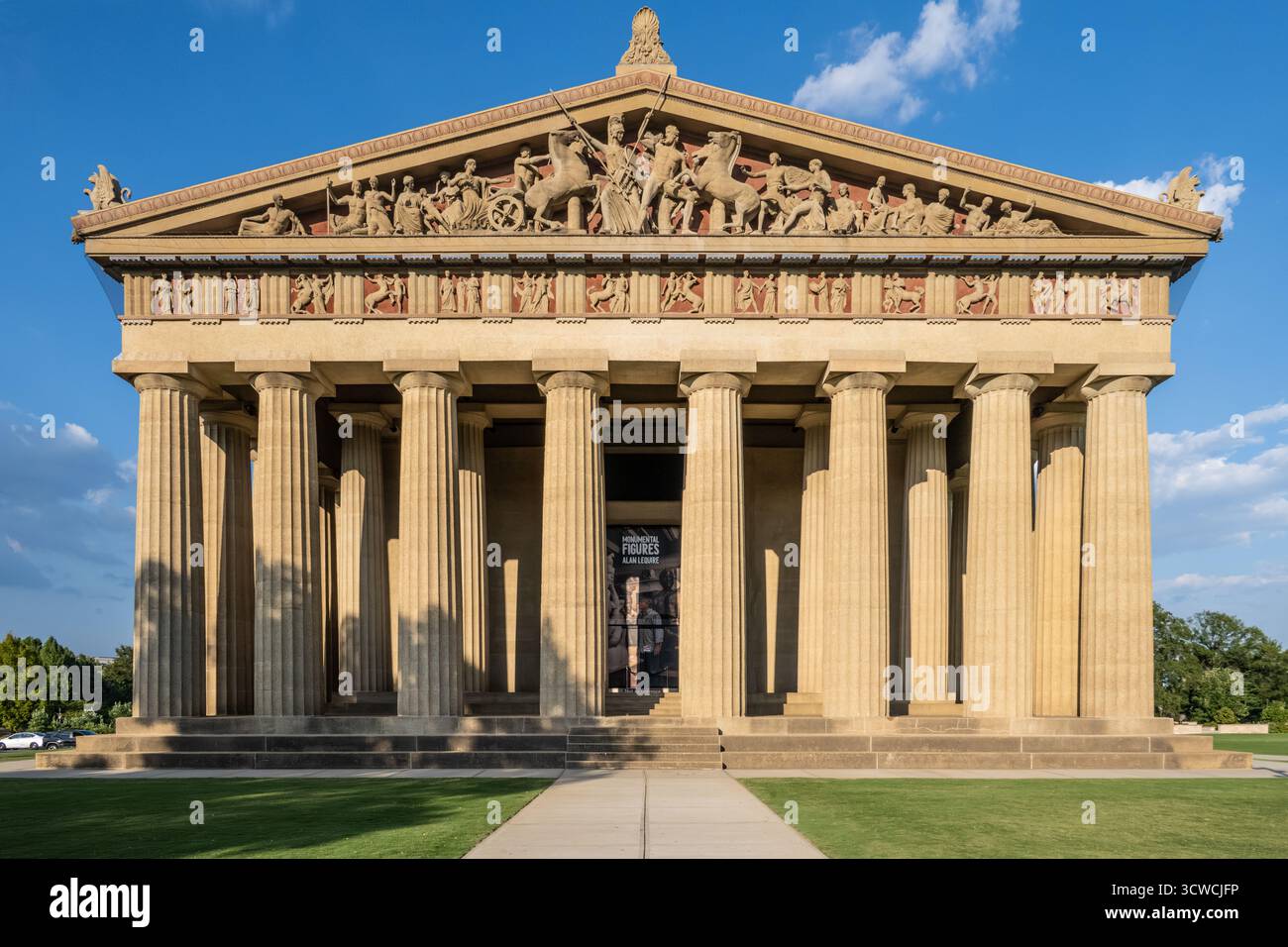 Der Parthenon im Centennial Park in Nashville, Tennessee, wurde 1897 erbaut und ist eine Nachbildung des Parthenon in Athen, Griechenland. (USA) Stockfoto Der Parthenon im Centennial Park in Nashville, Tennessee, wurde 1897 erbaut und ist eine Nachbildung des Parthenon in Athen, Griechenland. (USA) Stockfoto