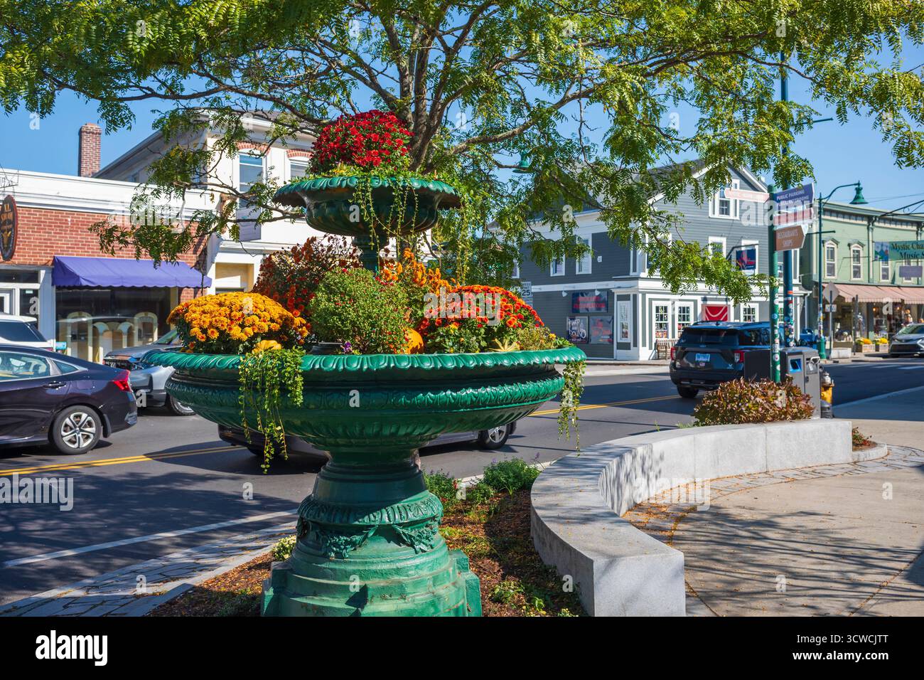Mystic, CT, USA - 5. Oktober 2025: New England Village Mystic ist bekannt für seine reiche maritime Geschichte, beispielhaft für das Mystic Seaport Museum, Living His Stockfoto