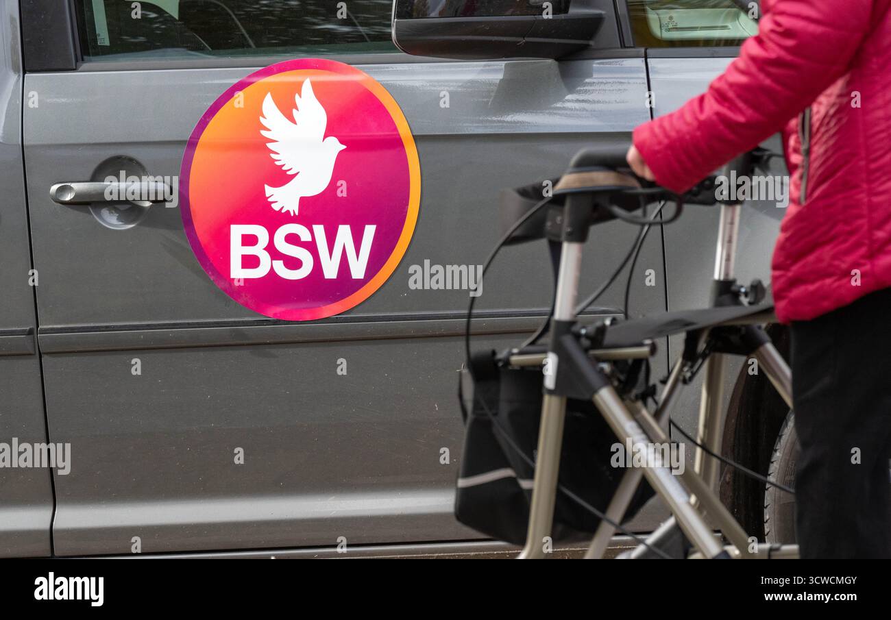 Malchin, Deutschland. Oktober 2025. Vor dem Partykonferenzgebäude in Mecklenburg-Vorpommern steht ein Auto mit dem BSW-Logo. Quelle: Stefan sauer/dpa/Alamy Live News Stockfoto