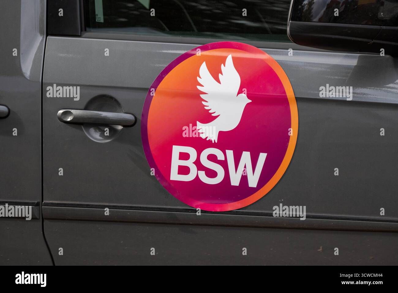 Malchin, Deutschland. Oktober 2025. Vor dem Partykonferenzgebäude in Mecklenburg-Vorpommern steht ein Auto mit dem BSW-Logo. Quelle: Stefan sauer/dpa/Alamy Live News Stockfoto