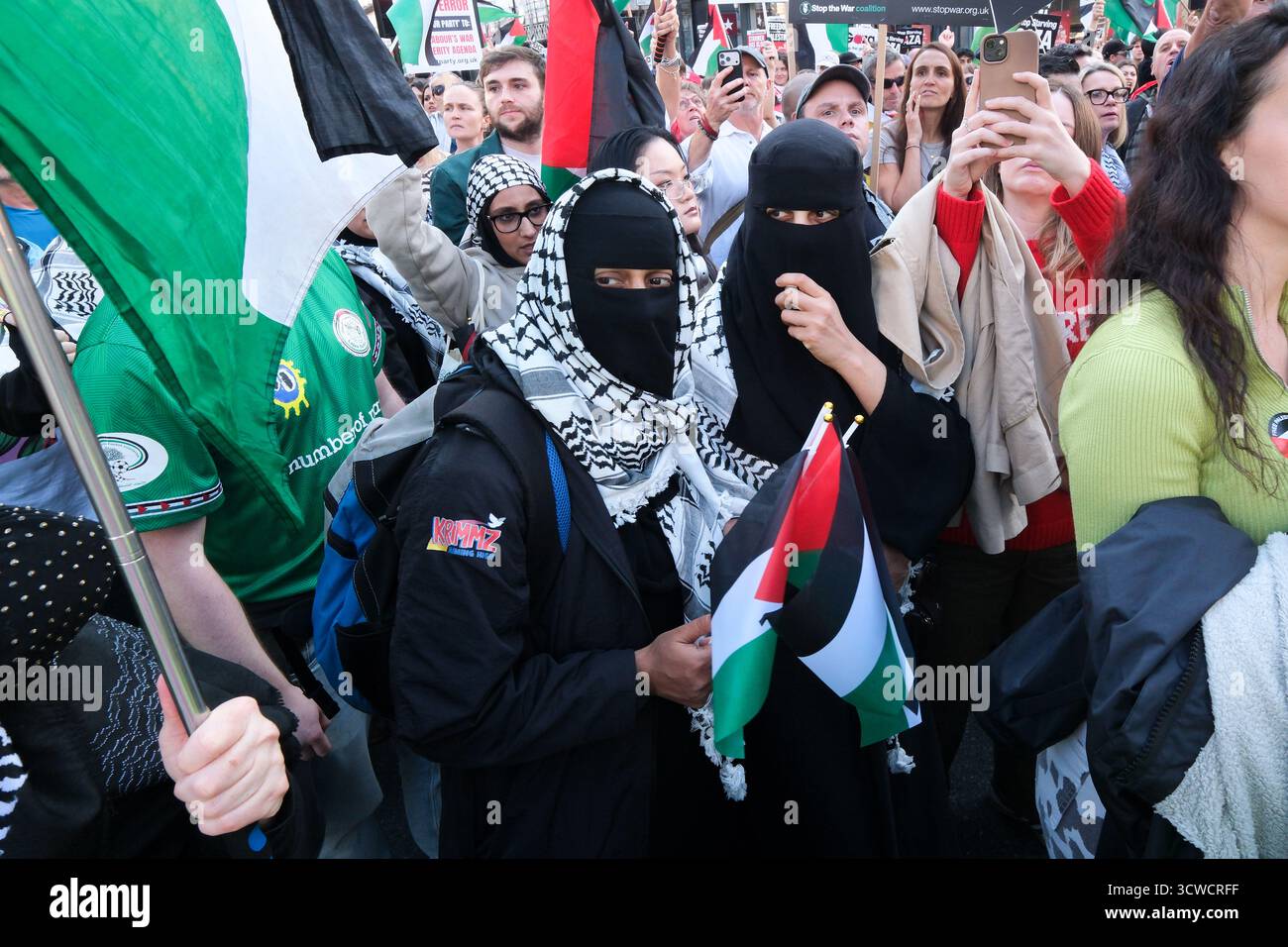 London, Großbritannien. Oktober 2025. Tausende nehmen an der Nationalen Demonstration für Palästina teil, mit einer kleineren Gegendemonstration von Pro-Israel-Anhängern. Ein Waffenstillstand wurde angekündigt. Quelle: Matthew Chattle/Alamy Live News Stockfoto London, Großbritannien. Oktober 2025. Tausende nehmen an der Nationalen Demonstration für Palästina teil, mit einer kleineren Gegendemonstration von Pro-Israel-Anhängern. Ein Waffenstillstand wurde angekündigt. Quelle: Matthew Chattle/Alamy Live News Stockfoto