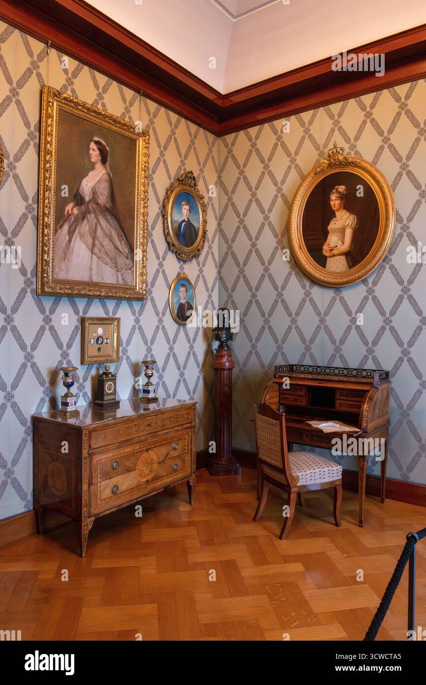 Deutschland, Sigmaringen, 02.10.2025 das Schloss Sigmaringen, auch Hohenzollernschloss, ist ein ehemaliges fuerstliches Residenzschloss und Verwaltungssitz der Fürsten von Hohenzollern-Sigmaringen. Das Schloss Thrront auf einem die Donau einengenden, lang gestreckten Kalkfelsen des Weißjuras, dem Schlossberg. Der Felsruecken ist rund 200 Meter lang und erhebt sich bis zu 35 Meter ueber die Donau. Foto: Der blaue Salon war als Schreibzimmer genutzt. Hier sieht man Portraets der fürstlichen Familie Fürstin Josephine, Prinz Leopold, Prinz Anton und Stephanie de Beauharnais. Hohenzollernschloss Stockfoto