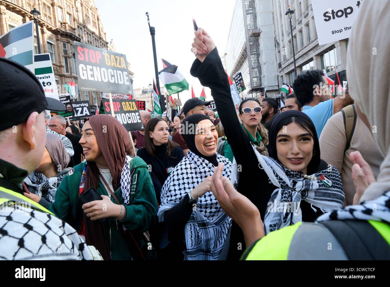 London, Großbritannien. Oktober 2025. Tausende nehmen an der Nationalen Demonstration für Palästina teil, mit einer kleineren Gegendemonstration von Pro-Israel-Anhängern. Ein Waffenstillstand wurde angekündigt. Quelle: Matthew Chattle/Alamy Live News Stockfoto London, Großbritannien. Oktober 2025. Tausende nehmen an der Nationalen Demonstration für Palästina teil, mit einer kleineren Gegendemonstration von Pro-Israel-Anhängern. Ein Waffenstillstand wurde angekündigt. Quelle: Matthew Chattle/Alamy Live News Stockfoto