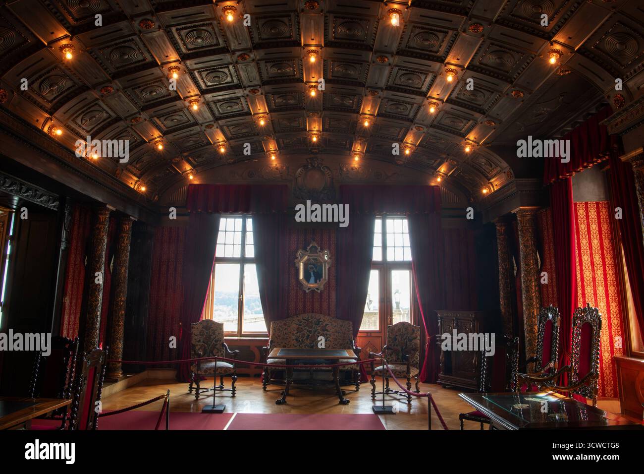 Deutschland, Sigmaringen, 02.10.2025 das Schloss Sigmaringen, auch Hohenzollernschloss, ist ein ehemaliges fuerstliches Residenzschloss und Verwaltungssitz der Fürsten von Hohenzollern-Sigmaringen. Das Schloss Thrront auf einem die Donau einengenden, lang gestreckten Kalkfelsen des Weißjuras, dem Schlossberg. Der Felsruecken ist rund 200 Meter lang und erhebt sich bis zu 35 Meter ueber die Donau. Foto: Der Schwarzer Salon. Die Namensgebung dieses Raumes entstand durch seine einzigartige Decke, eine Stuckkassettenarbeit ueberziehen mit Graphit. Er wurde hauptsächlich von den Herren nach dem Essen Stockfoto