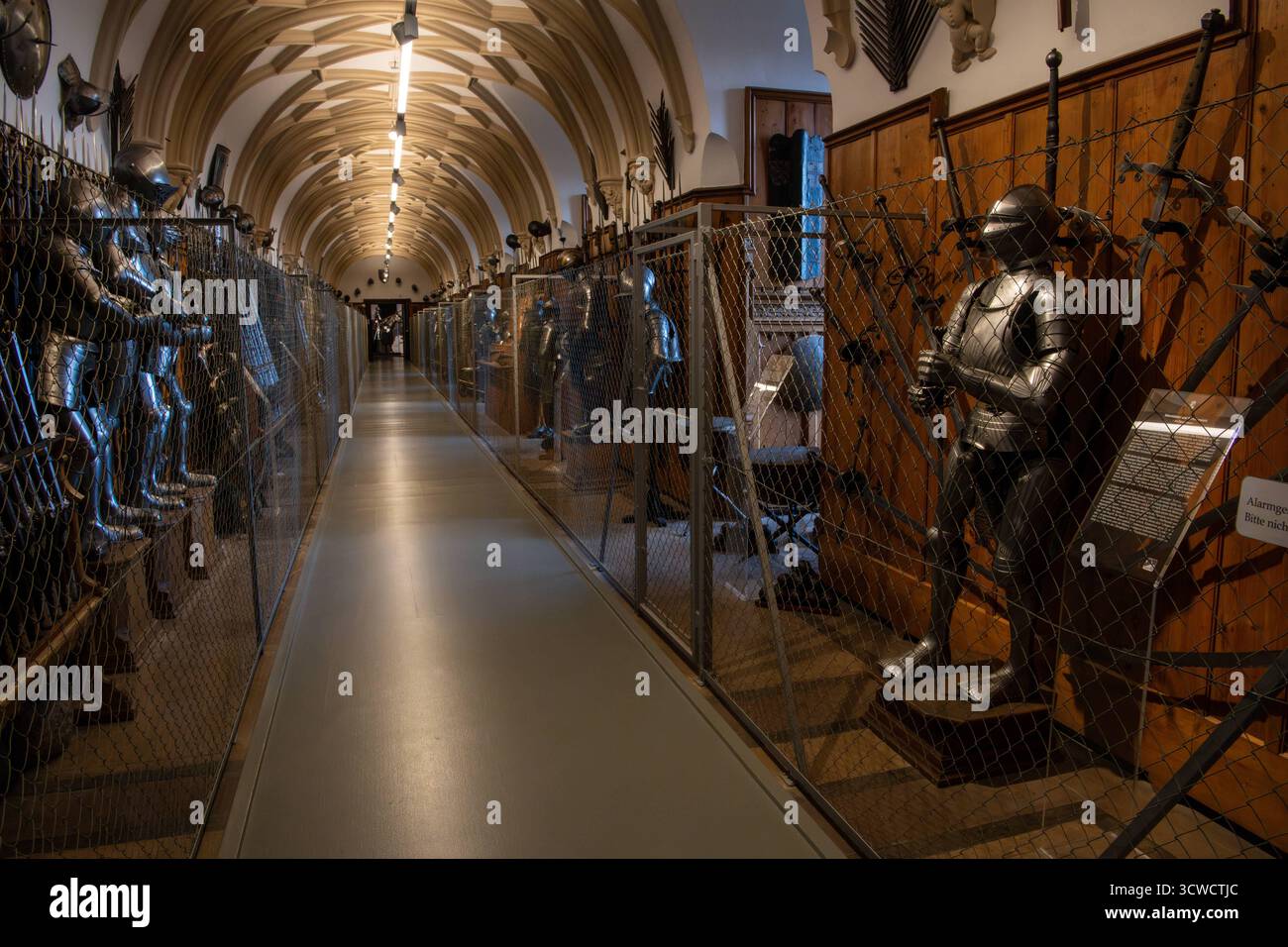 Deutschland, Sigmaringen, 02.10.2025 das Schloss Sigmaringen, auch Hohenzollernschloss, ist ein ehemaliges fuerstliches Residenzschloss und Verwaltungssitz der Fürsten von Hohenzollern-Sigmaringen. Das Schloss Thrront auf einem die Donau einengenden, lang gestreckten Kalkfelsen des Weißjuras, dem Schlossberg. Der Felsruecken ist rund 200 Meter lang und erhebt sich bis zu 35 Meter ueber die Donau. Foto: Die Waffenhalle Hohenzollernschloss-Sigmaringen Hohenzollernschloss-Sigmaringen *** Deutschland, Sigmaringen, 02 10 2025 Schloss Sigmaringen, auch bekannt als Schloss Hohenzollern, ist eine ehemalige fürstliche Re Stockfoto