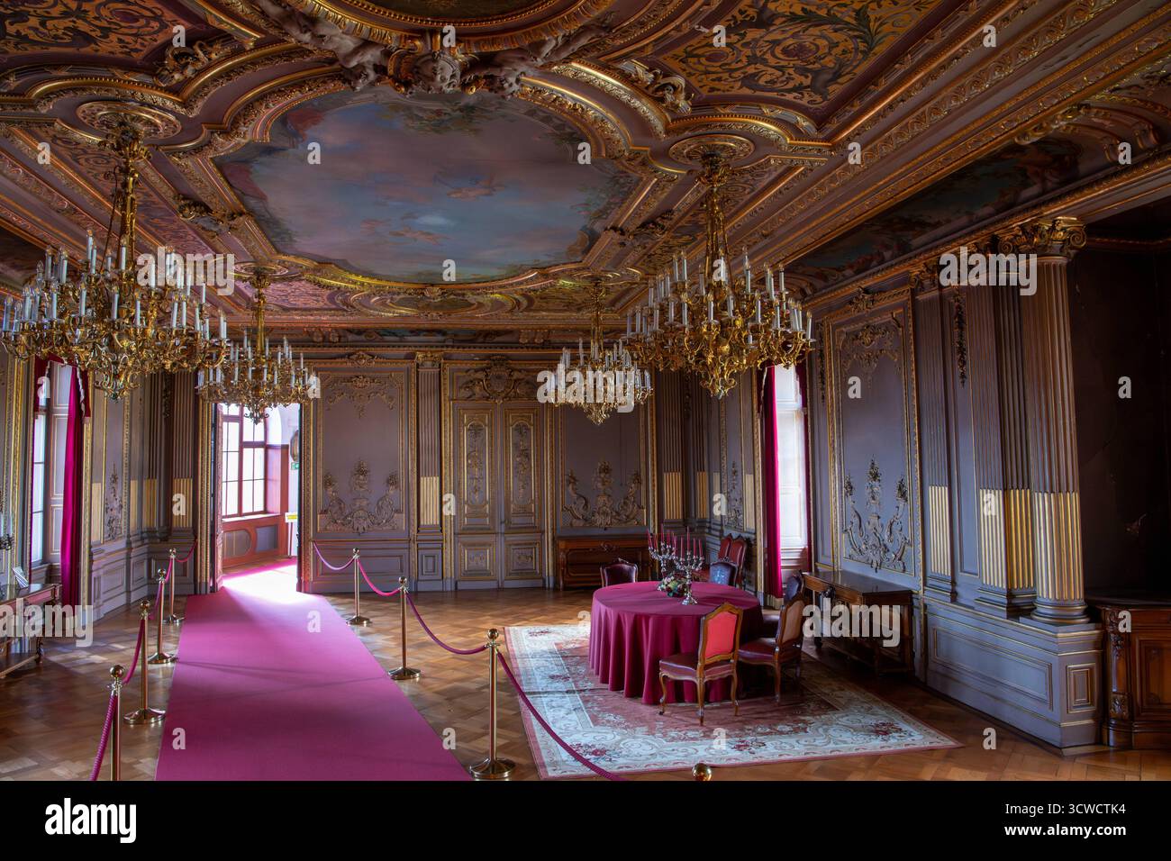 Deutschland, Sigmaringen, 02.10.2025 das Schloss Sigmaringen, auch Hohenzollernschloss, ist ein ehemaliges fuerstliches Residenzschloss und Verwaltungssitz der Fürsten von Hohenzollern-Sigmaringen. Das Schloss Thrront auf einem die Donau einengenden, lang gestreckten Kalkfelsen des Weißjuras, dem Schlossberg. Der Felsruecken ist rund 200 Meter lang und erhebt sich bis zu 35 Meter ueber die Donau. Foto: Der Französische Salon war der Speisesaal des Schlosses, war im letzten Jahrhundert von dem Pariser Architekten Lambert 1872 im Stil Louis XVI. ausgestattet. Kostbare Porzellane verschiedener Stockfoto