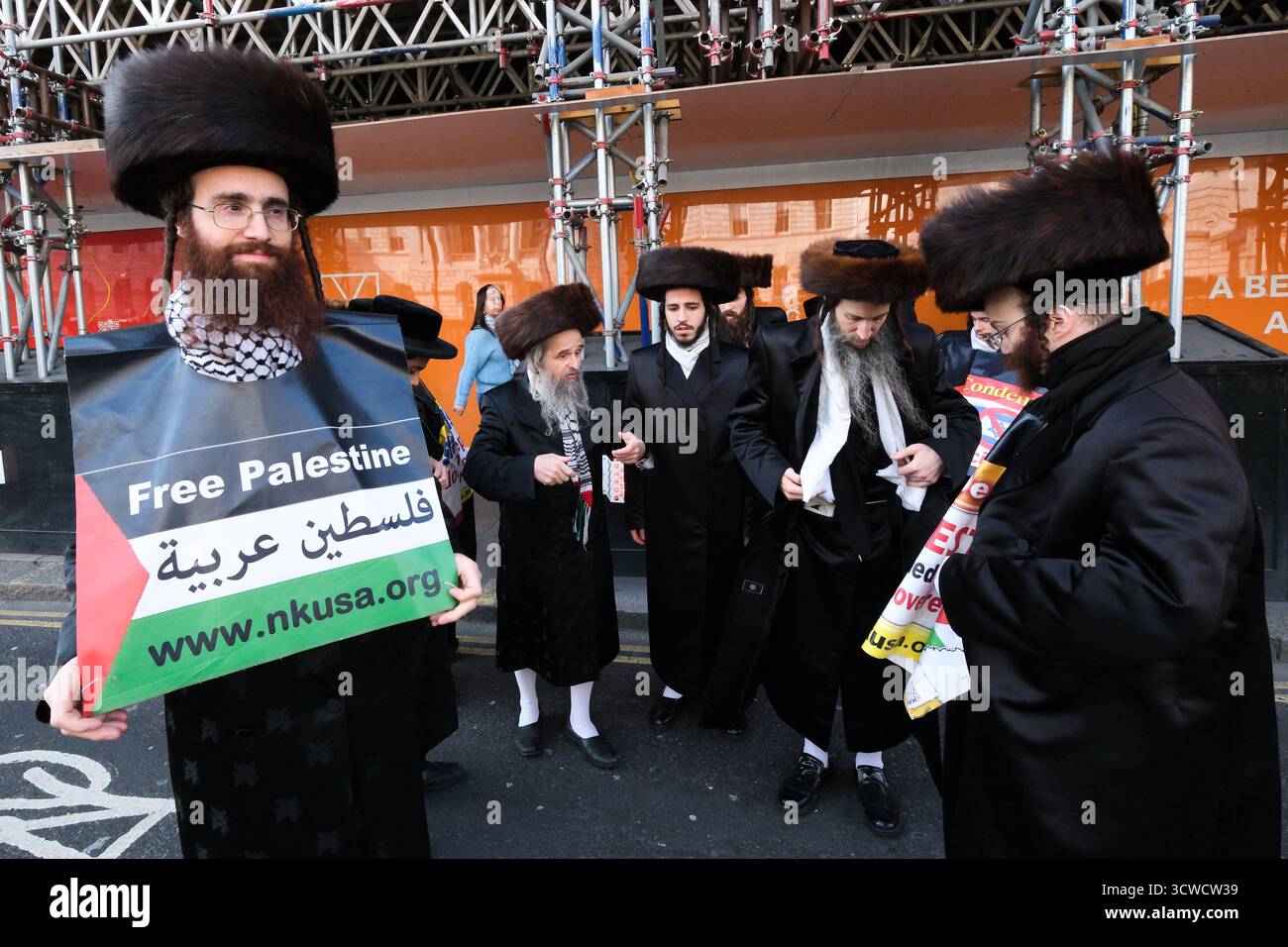 London, Großbritannien. Oktober 2025. Tausende nehmen an der Nationalen Demonstration für Palästina teil, mit einer kleineren Gegendemonstration von Pro-Israel-Anhängern. Ein Waffenstillstand wurde angekündigt. Quelle: Matthew Chattle/Alamy Live News Stockfoto London, Großbritannien. Oktober 2025. Tausende nehmen an der Nationalen Demonstration für Palästina teil, mit einer kleineren Gegendemonstration von Pro-Israel-Anhängern. Ein Waffenstillstand wurde angekündigt. Quelle: Matthew Chattle/Alamy Live News Stockfoto