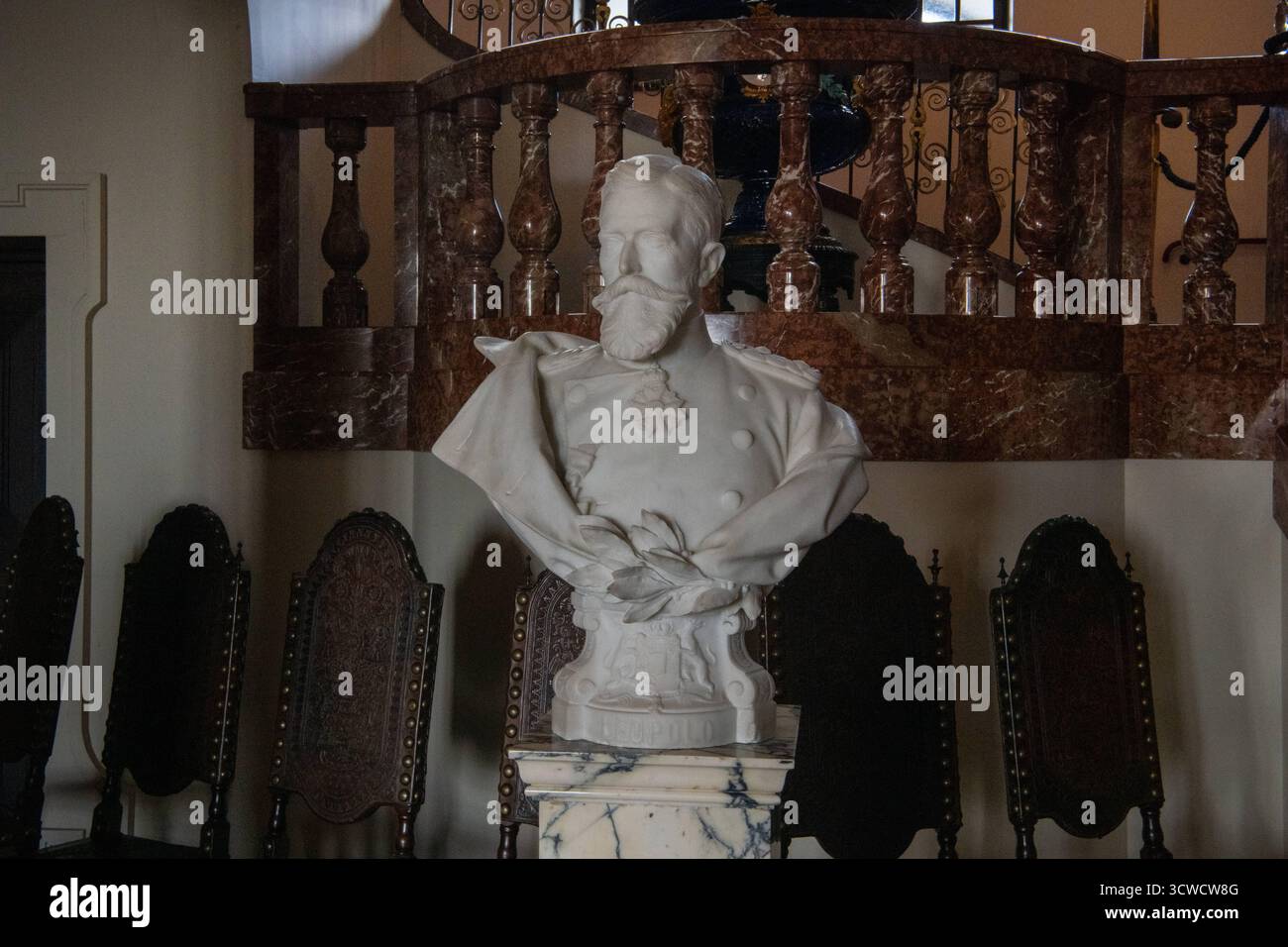 Deutschland, Sigmaringen, 02.10.2025 das Schloss Sigmaringen, auch Hohenzollernschloss, ist ein ehemaliges fuerstliches Residenzschloss und Verwaltungssitz der Fürsten von Hohenzollern-Sigmaringen. Das Schloss Thrront auf einem die Donau einengenden, lang gestreckten Kalkfelsen des Weißjuras, dem Schlossberg. Der Felsruecken ist rund 200 Meter lang und erhebt sich bis zu 35 Meter ueber die Donau. Foto: Bueste von Anton Egon Karl Friedrich von Hohenzollern Hohenzollernschloss-Sigmaringen *** Deutschland, Sigmaringen, 02 10 2025 Schloss Sigmaringen, auch Hohenz genannt Stockfoto