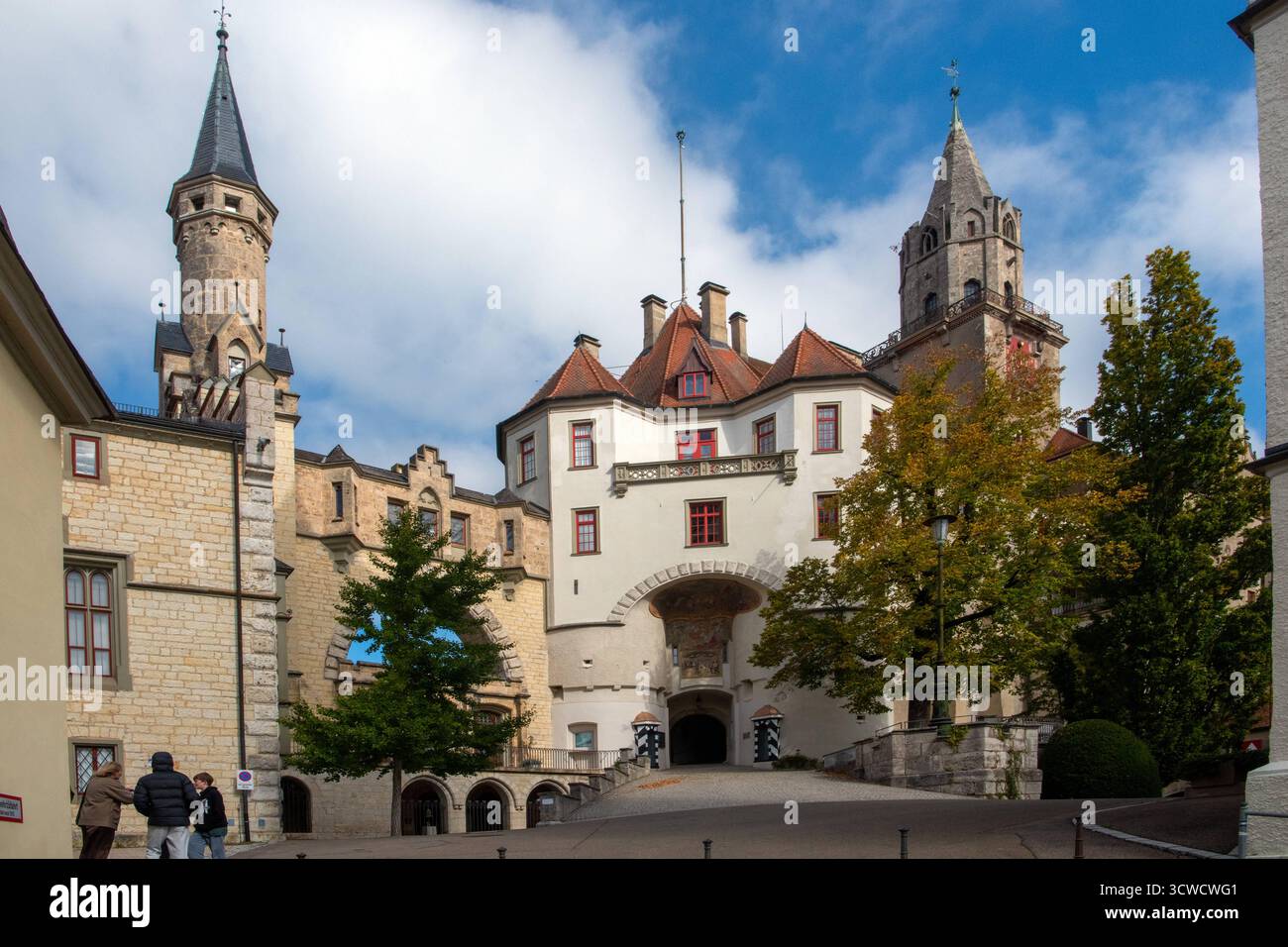 Deutschland, Sigmaringen, 02.10.2025 das Schloss Sigmaringen, auch Hohenzollernschloss, ist ein ehemaliges fuerstliches Residenzschloss und Verwaltungssitz der Fürsten von Hohenzollern-Sigmaringen. Das Schloss Thrront auf einem die Donau einengenden, lang gestreckten Kalkfelsen des Weißjuras, dem Schlossberg. Der Felsruecken ist rund 200 Meter lang und erhebt sich bis zu 35 Meter ueber die Donau. Foto: das Hauptportal Hohenzollernschloss-Sigmaringen Hohenzollernschloss-Sigmaringen *** Deutschland, Sigmaringen, 02 10 2025 Schloss Sigmaringen, auch bekannt als Schloss Hohenzollern, ist ein ehemaliges Fürstentum Stockfoto