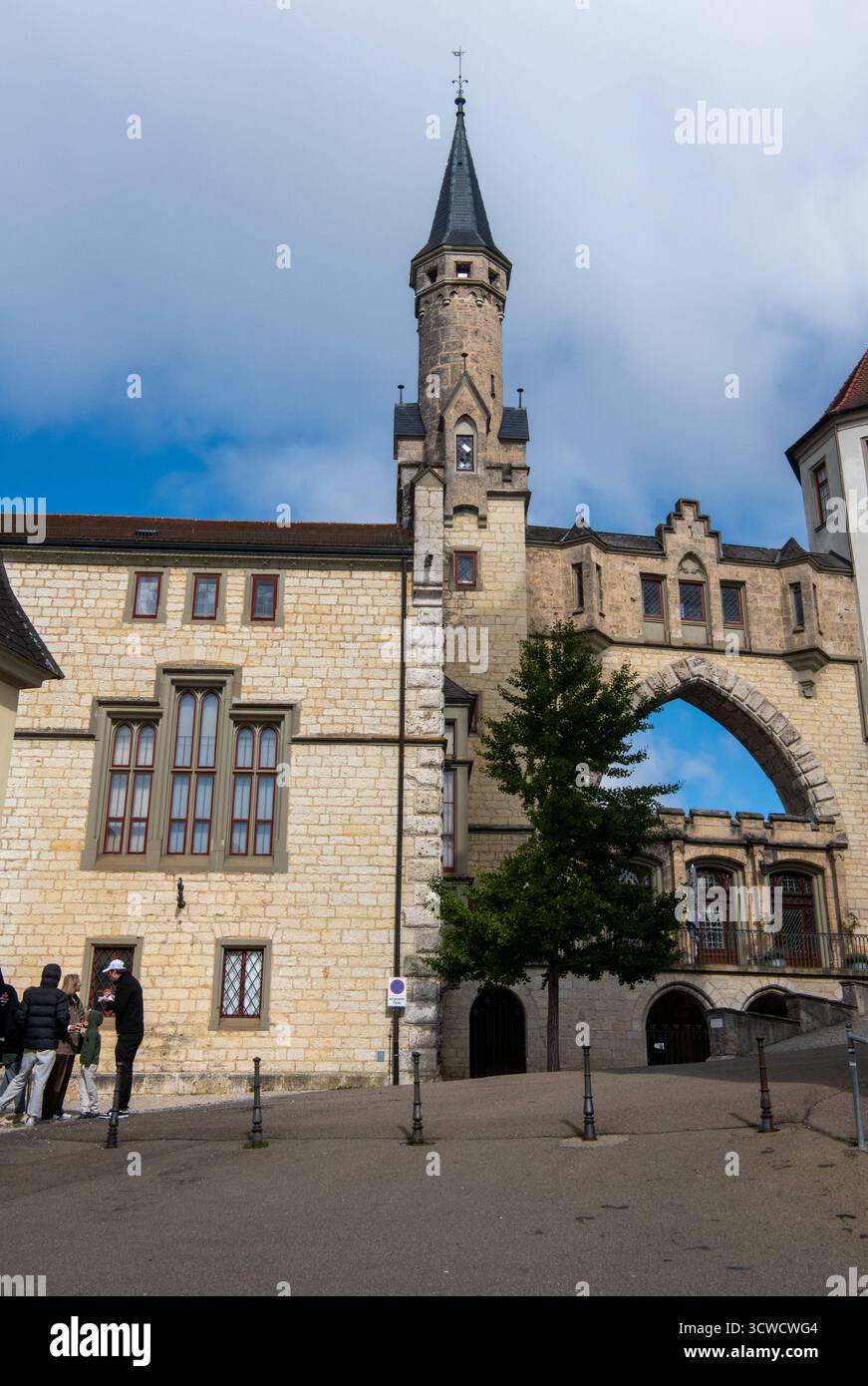 Deutschland, Sigmaringen, 02.10.2025 das Schloss Sigmaringen, auch Hohenzollernschloss, ist ein ehemaliges fuerstliches Residenzschloss und Verwaltungssitz der Fürsten von Hohenzollern-Sigmaringen. Das Schloss Thrront auf einem die Donau einengenden, lang gestreckten Kalkfelsen des Weißjuras, dem Schlossberg. Der Felsruecken ist rund 200 Meter lang und erhebt sich bis zu 35 Meter ueber die Donau. Foto: das Hauptportal Hohenzollernschloss-Sigmaringen Hohenzollernschloss-Sigmaringen *** Deutschland, Sigmaringen, 02 10 2025 Schloss Sigmaringen, auch bekannt als Schloss Hohenzollern, ist ein ehemaliges Fürstentum Stockfoto