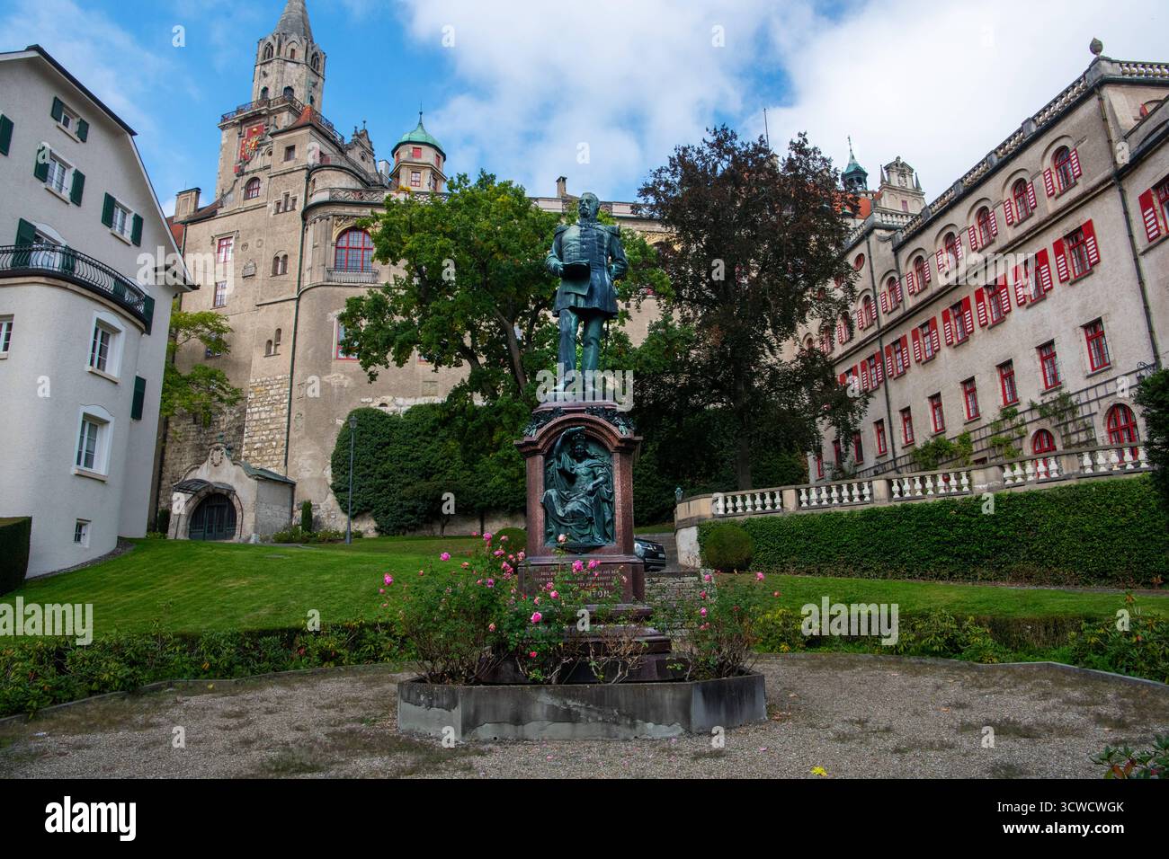 Deutschland, Sigmaringen, 02.10.2025 das Schloss Sigmaringen, auch Hohenzollernschloss, ist ein ehemaliges fuerstliches Residenzschloss und Verwaltungssitz der Fürsten von Hohenzollern-Sigmaringen. Das Schloss Thrront auf einem die Donau einengenden, lang gestreckten Kalkfelsen des Weißjuras, dem Schlossberg. Der Felsruecken ist rund 200 Meter lang und erhebt sich bis zu 35 Meter ueber die Donau. Foto: Denkmal des Fürsten Karl Anton von Hohenzollern Hohenzollernschloss-Sigmaringen *** Deutschland, Sigmaringen, 02 10 2025 Schloss Sigmaringen, auch bekannt als Hohenzollern Stockfoto