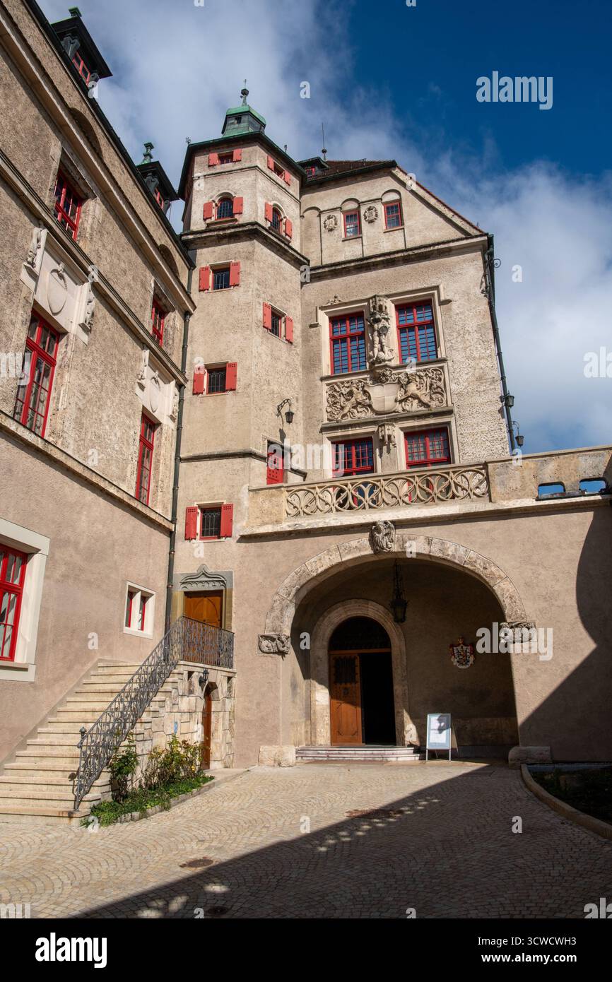 Deutschland, Sigmaringen, 02.10.2025 das Schloss Sigmaringen, auch Hohenzollernschloss, ist ein ehemaliges fuerstliches Residenzschloss und Verwaltungssitz der Fürsten von Hohenzollern-Sigmaringen. Das Schloss Thrront auf einem die Donau einengenden, lang gestreckten Kalkfelsen des Weißjuras, dem Schlossberg. Der Felsruecken ist rund 200 Meter lang und erhebt sich bis zu 35 Meter ueber die Donau. Foto: Der Innenhof Hohenzollernschloss-Sigmaringen *** Deutschland, Sigmaringen, 02 10 2025 Schloss Sigmaringen, auch bekannt als Schloss Hohenzollern, ist eine ehemalige Fürstenresidenz Stockfoto