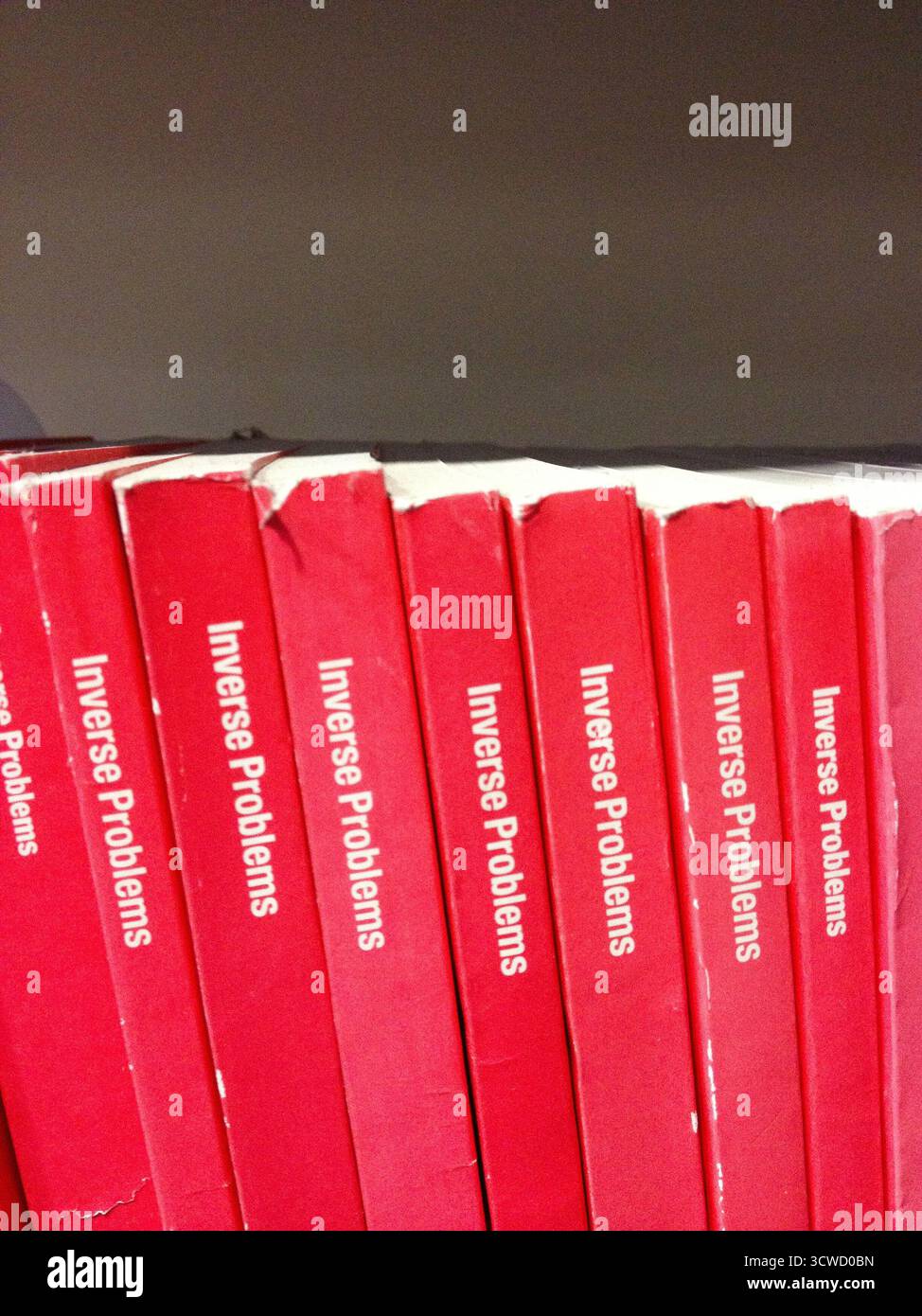 1. Februar 2022 - Cambridge, UK - Ein Bücherregal mit Mathematik oder wissenschaftlichen Lehrbüchern zum Thema inverser Probleme Stockfoto