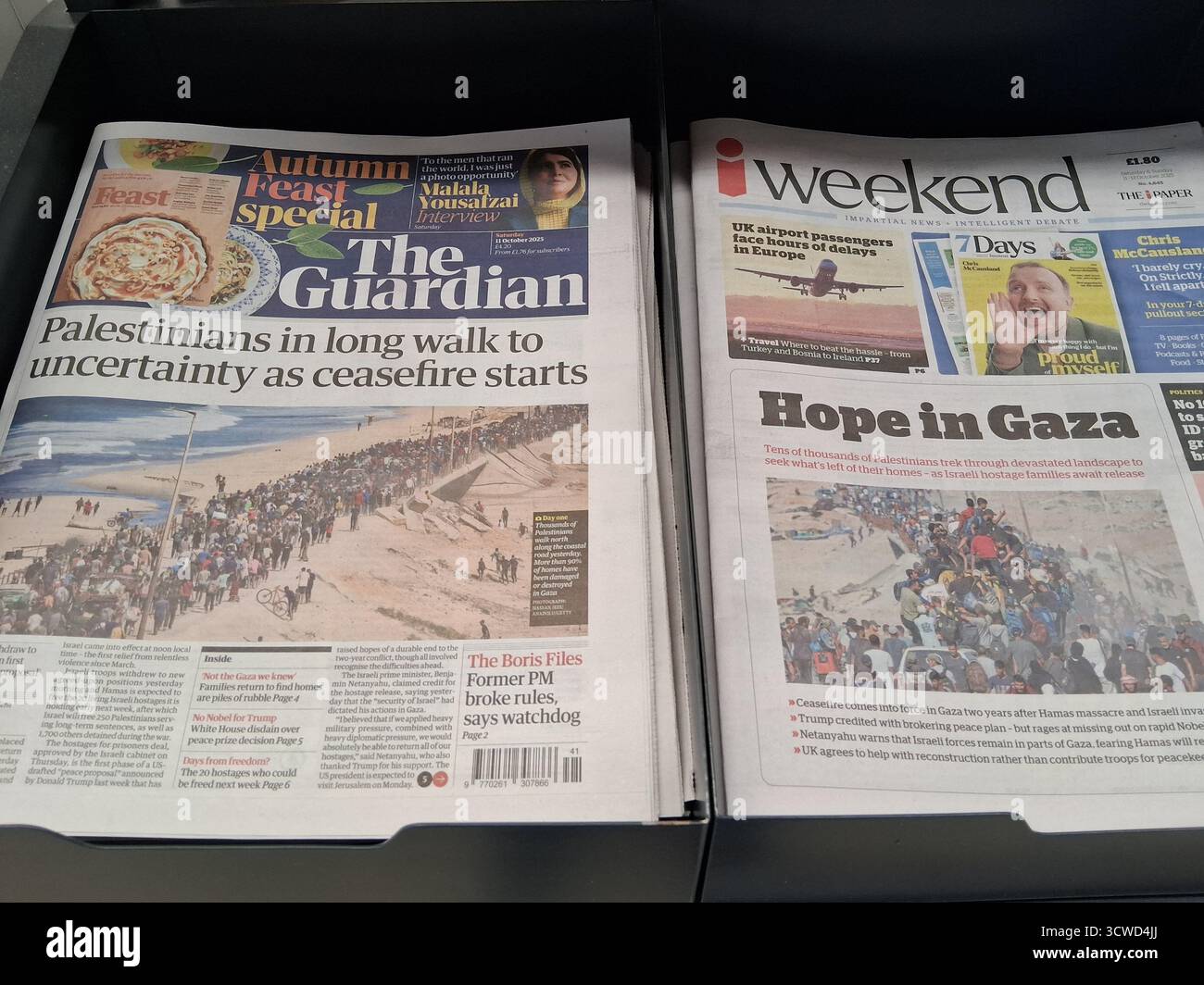Die Zeitungen Guardian und I führen mit Geschichten über den Waffenstillstand im Gazastreifen und den israelischen Palestinina-Konflikt. Stockfoto