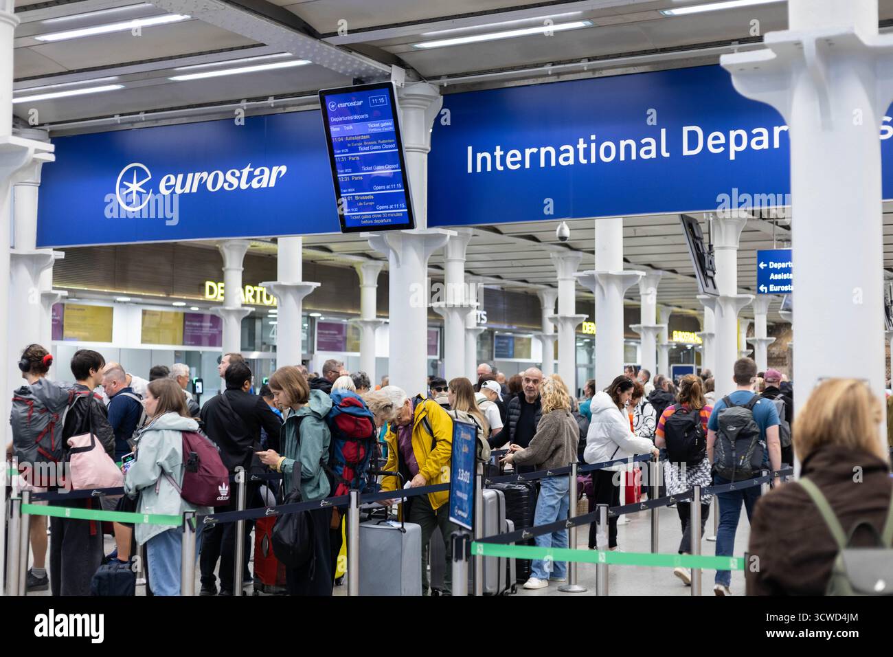 Ab dem 12. Oktober 2025 wird das neue Einreise-/Ausreisesystem (EES) die Passabstempelung durch biometrische Registrierung (Fingerabdrücke) für nicht-EU-Reisende – einschließlich Briten – ersetzen. Reisende bereiten sich darauf vor, den Eurostar-Zug von London nach Paris zu besteigen, eine wichtige Verbindung zwischen Großbritannien und dem europäischen Festland durch den Ärmelkanaltunnel. Quelle: Sinai Images/Alamy Live News Stockfoto