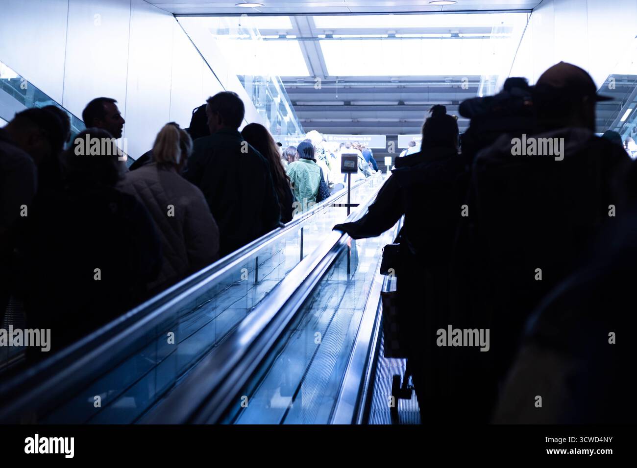 Ab dem 12. Oktober 2025 wird das neue Einreise-/Ausreisesystem (EES) die Passabstempelung durch biometrische Registrierung (Fingerabdrücke) für nicht-EU-Reisende – einschließlich Briten – ersetzen. Reisende bereiten sich darauf vor, den Eurostar-Zug von London nach Paris zu besteigen, eine wichtige Verbindung zwischen Großbritannien und dem europäischen Festland durch den Ärmelkanaltunnel. Quelle: Sinai Images/Alamy Live News Stockfoto