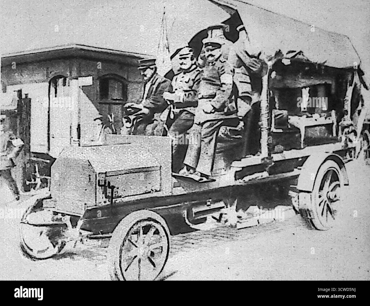 Aus der Oktober-Ausgabe 1914 von Le Miroir zeigt ein schwarz-weißes Bild einen für den Rettungswagen adaptierten Lkw, der verwundete deutsche Soldaten transportiert. Da Züge und Busse für die große Zahl der Opfer nicht ausreichten, wurden viele zivile und Nutzfahrzeuge für den medizinischen Notdienst rekrutiert. Das Foto zeigt Deutschlands Improvisation und die logistische Belastung der Versorgung der Verletzten in den ersten Monaten des Ersten Weltkriegs Stockfoto