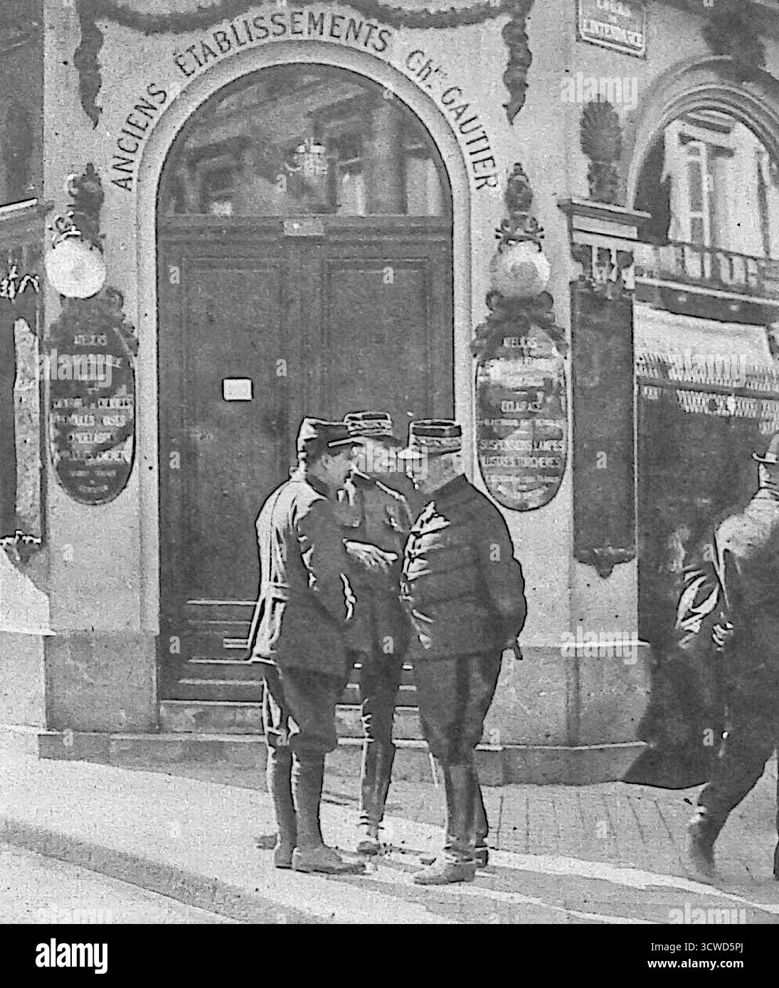Ein Schwarzweiß-Bild aus Le Miroir vom Oktober 1914 zeigt französische Offiziere, die sich auf dem Cours de l’Intendance in Bordeaux unterhalten. Die belebte Straße, die von militärischen und politischen Aktivitäten belebt wurde, wurde zu einem Drehkreuz der Kriegsentscheidungen, da die Stadt als provisorische Hauptstadt diente. Der dargestellte General spiegelt die Konzentration des hohen Kommandos in Bordeaux wider, wo sich führende Persönlichkeiten der Politik und der Armee während der Krise von 1914 versammelten. Stockfoto