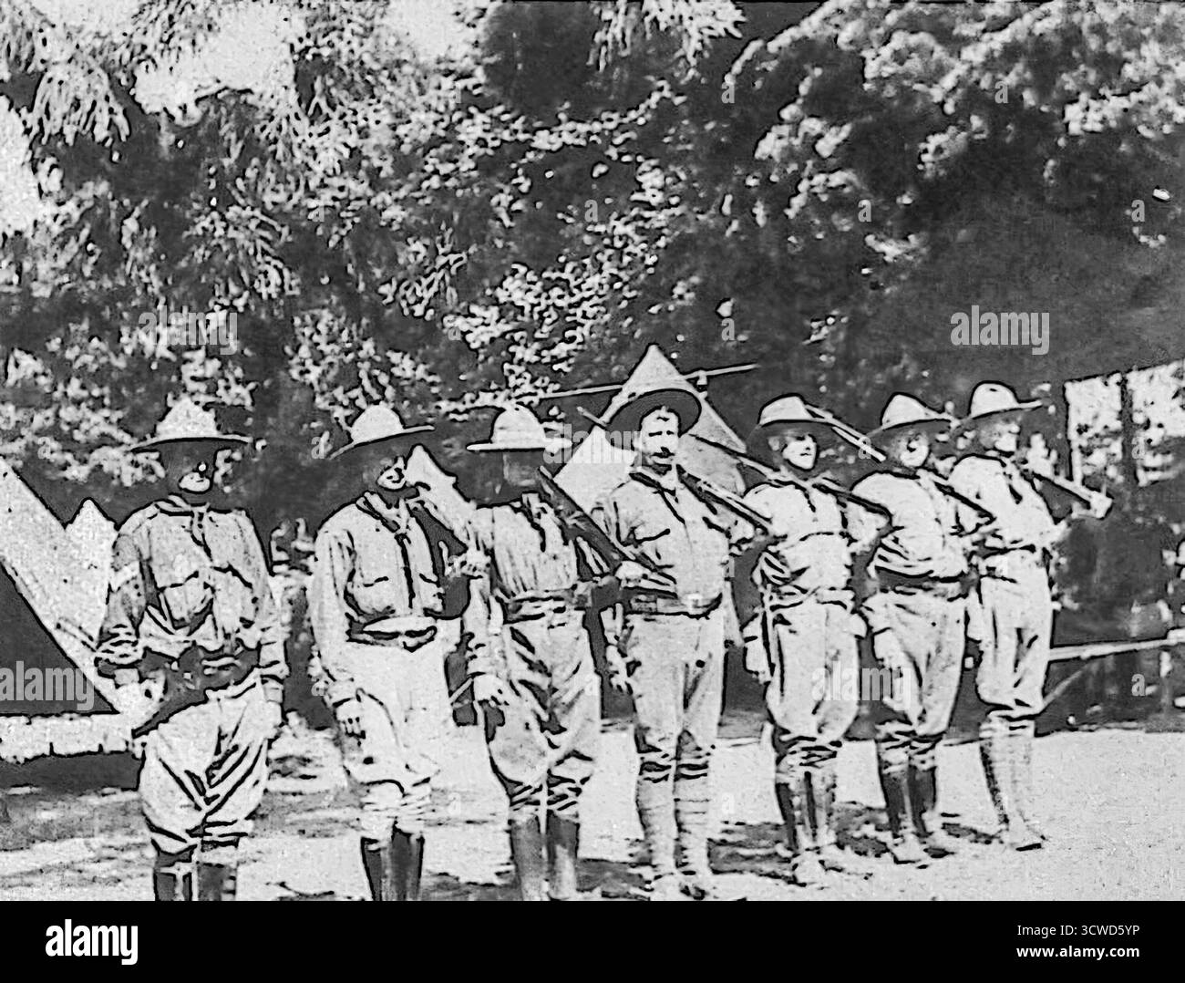 Ein Schwarzweiß-Bild aus Le Miroir, Oktober 1914, zeigt kanadische Freiwillige im Camp in Southampton, bevor sie nach Frankreich aufbrechen. Soldaten aus dem ganzen Dominion versammelten sich in England, um sich auf den Dienst an der Westfront vorzubereiten. Ihre selbstbewusste Haltung und Bereitschaft wurde in französischen Illustrationszeitschriften betont, in denen das Engagement Kanadas und des Großreichs für die alliierte Sache im Ersten Weltkrieg gefeiert wurde. Stockfoto