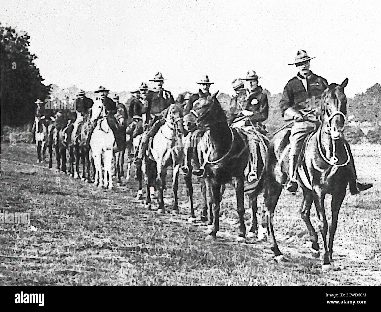Aus der Ausgabe von Le Miroir vom Oktober 1914 zeigt ein schwarz-weißes Bild kanadische Freiwillige Kavallerie in England. Kanada, das sich verpflichtet hatte, Großbritannien zu unterstützen, schickte seine ersten Truppen nach Europa, als der Krieg ausbrach. Das Foto zeigt die Präsenz der Dominion-Truppen, die Teil der globalen Mobilisierung des britischen Empire waren, und wurde in französischen Publikationen verwendet, um internationale alliierte Beiträge hervorzuheben. Stockfoto