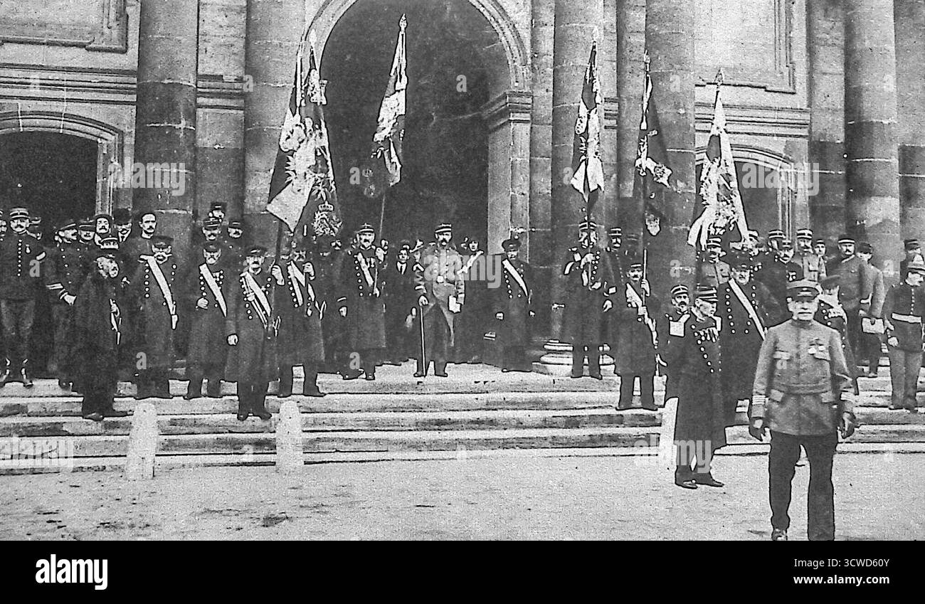 Ein Schwarzweiß-Bild aus Le Miroir vom Oktober 1914 zeigt Veteranen der Krim- und Italienfeldzüge, die am Hôtel des Invalides in Paris gerissene deutsche Fahnen erhalten. Nachdem General Niox sie akzeptiert hatte, wurden die Banner dekorierten älteren Soldaten anvertraut, die sie in die Trophäenkapelle trugen. Symbole wie das preußische Schwarze Kreuz und der Kaiseradler erschienen auf den gefangenen Normen, die als Zeichen französischer Entschlossenheit während des Ersten Weltkriegs gefeiert wurden Stockfoto