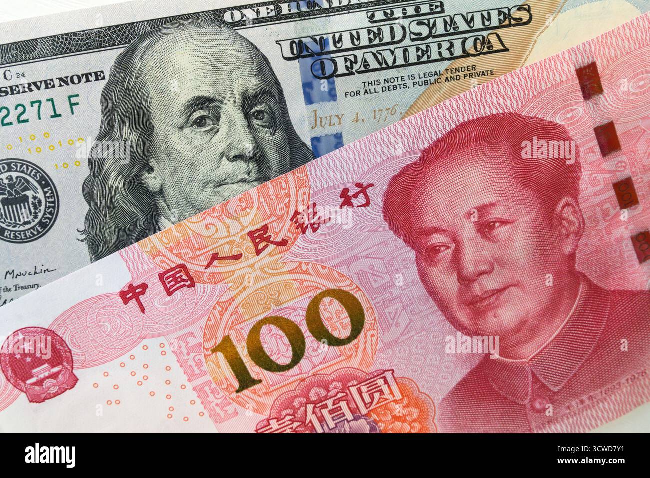 Ernste Handelsspannungen oder Handelskrieg zwischen den USA und China, Finanzkonzept. Notizen aus den USA und China mit Gesichtern von Benjamin Franklin und Mao Zedong, Dep Stockfoto