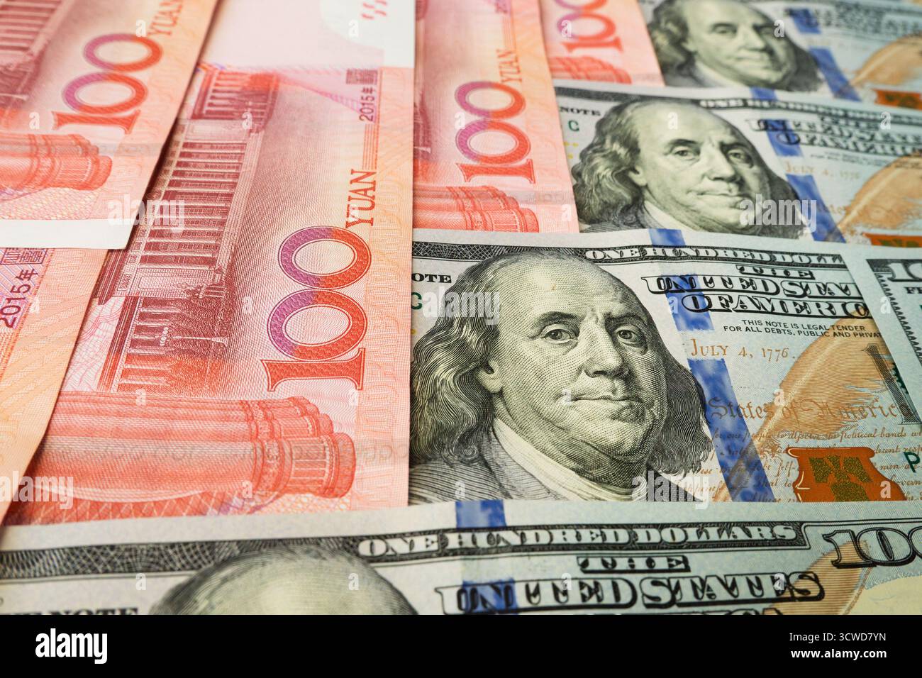 Ernste Handelsspannungen oder Handelskrieg zwischen den USA und China, Finanzkonzept. Notizen aus den USA und China mit Gesichtern von Benjamin Franklin und Mao Zedong, Dep Stockfoto