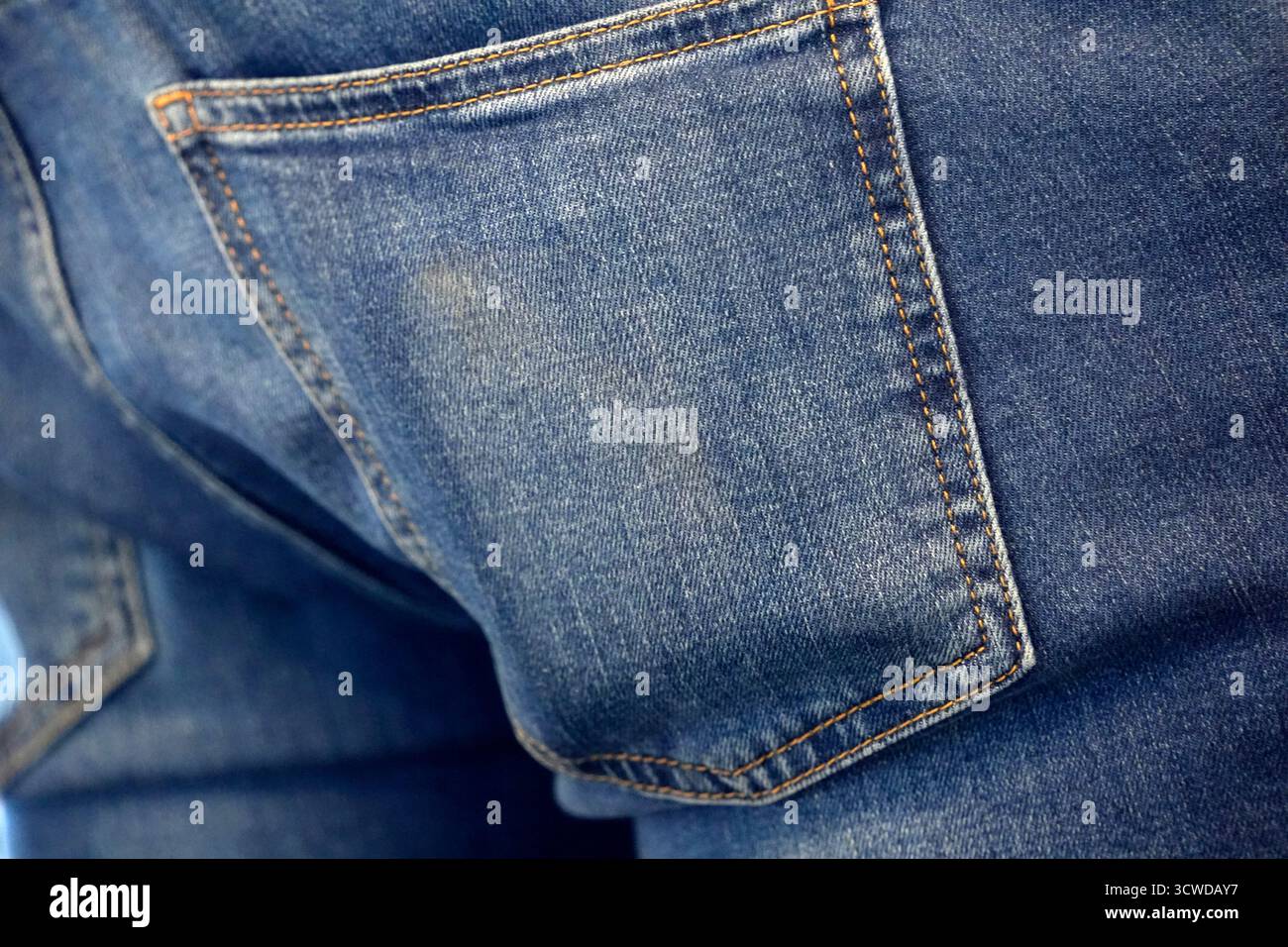 Blaue Jeans mit Nahaufnahme der Gesäßtasche Stockfoto