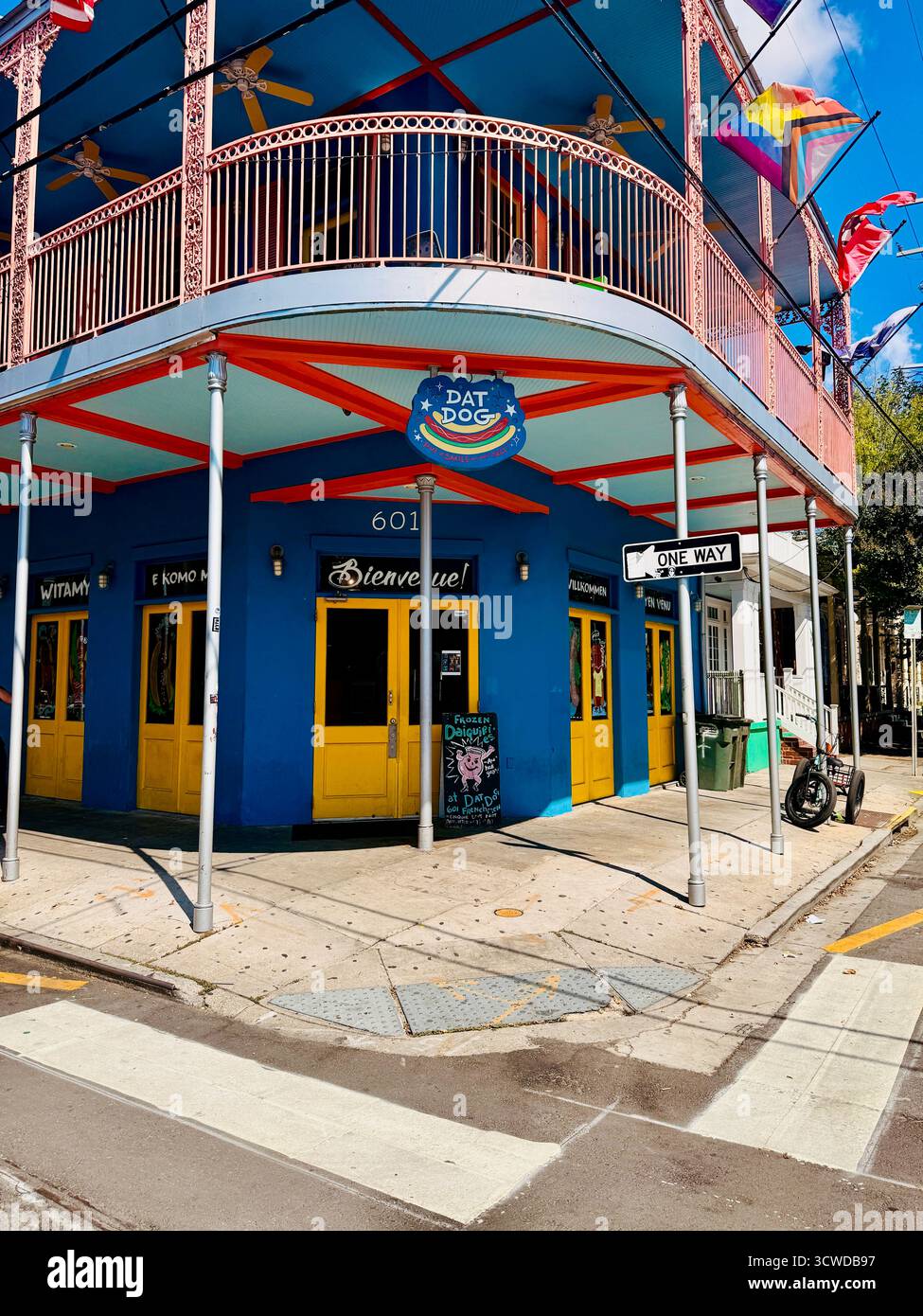 Farbenfrohe Fassade des Restaurants DAT Dog in der Frenchmen Street, New Orleans - Smartphone-aufgenommenes Stockfoto