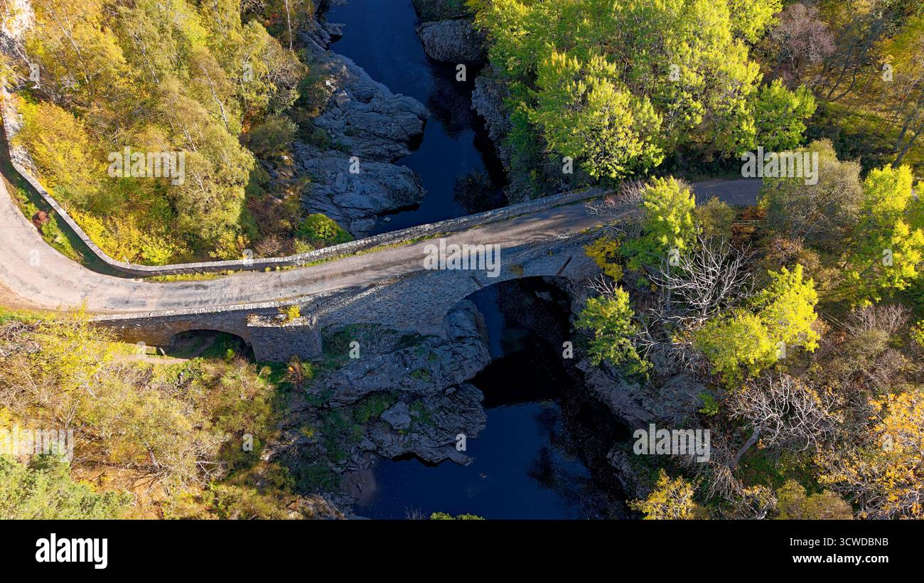 Dulsie Bridge River Findhorn Nairn Schottland im Herbst umgeben von Bäumen Stockfoto