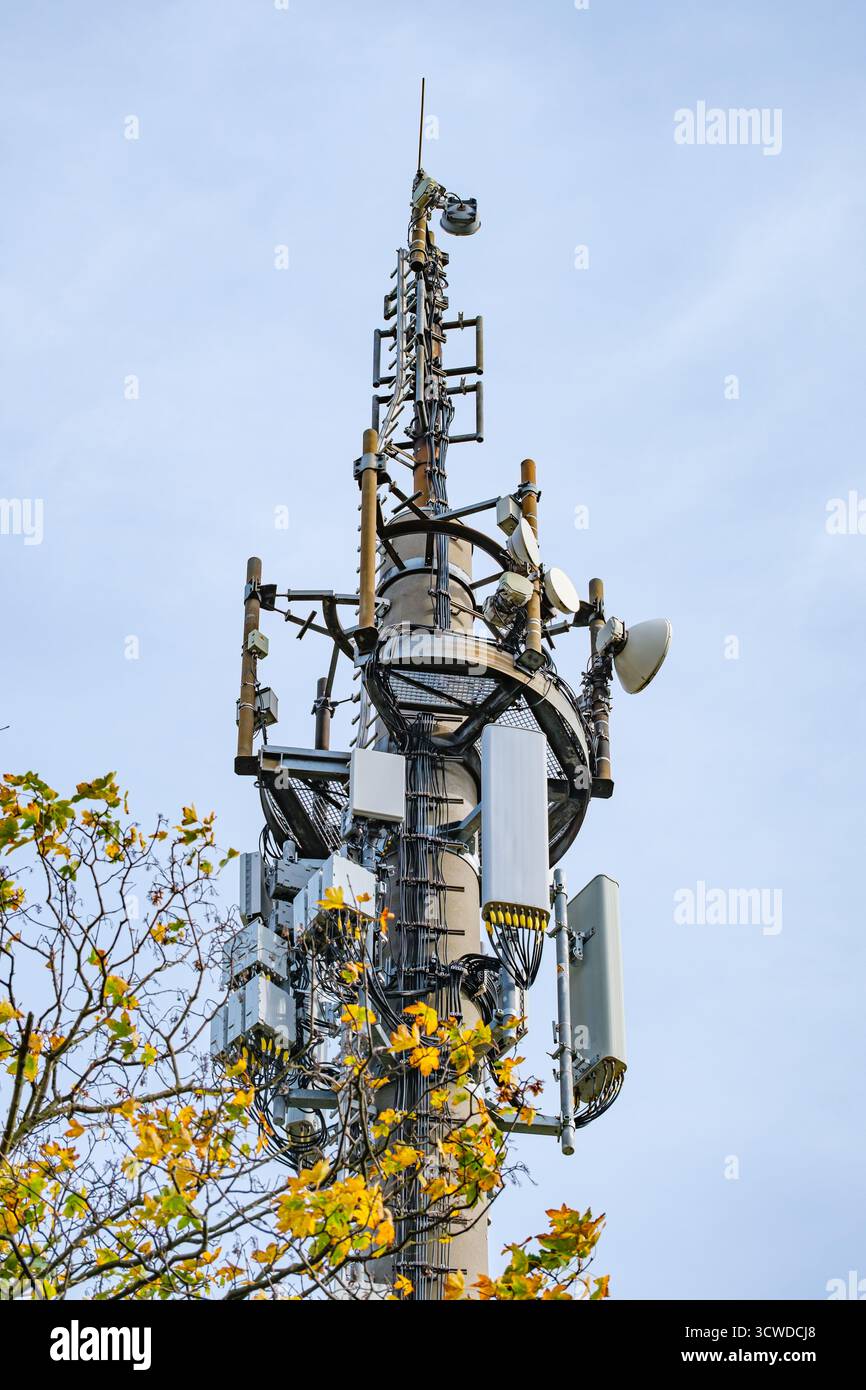 Detailansicht der 5G- und anderen Kommunikationsantennen Stockfoto