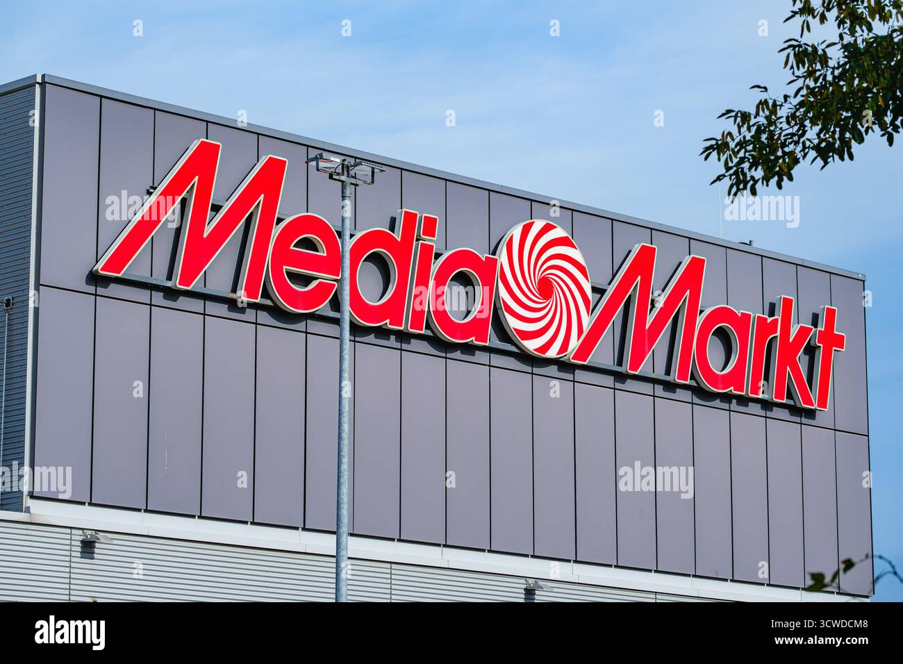 Logo von MediaMarkt auf der Außenseite eines Verbraucherelektronik-Hypermarktes Stockfoto