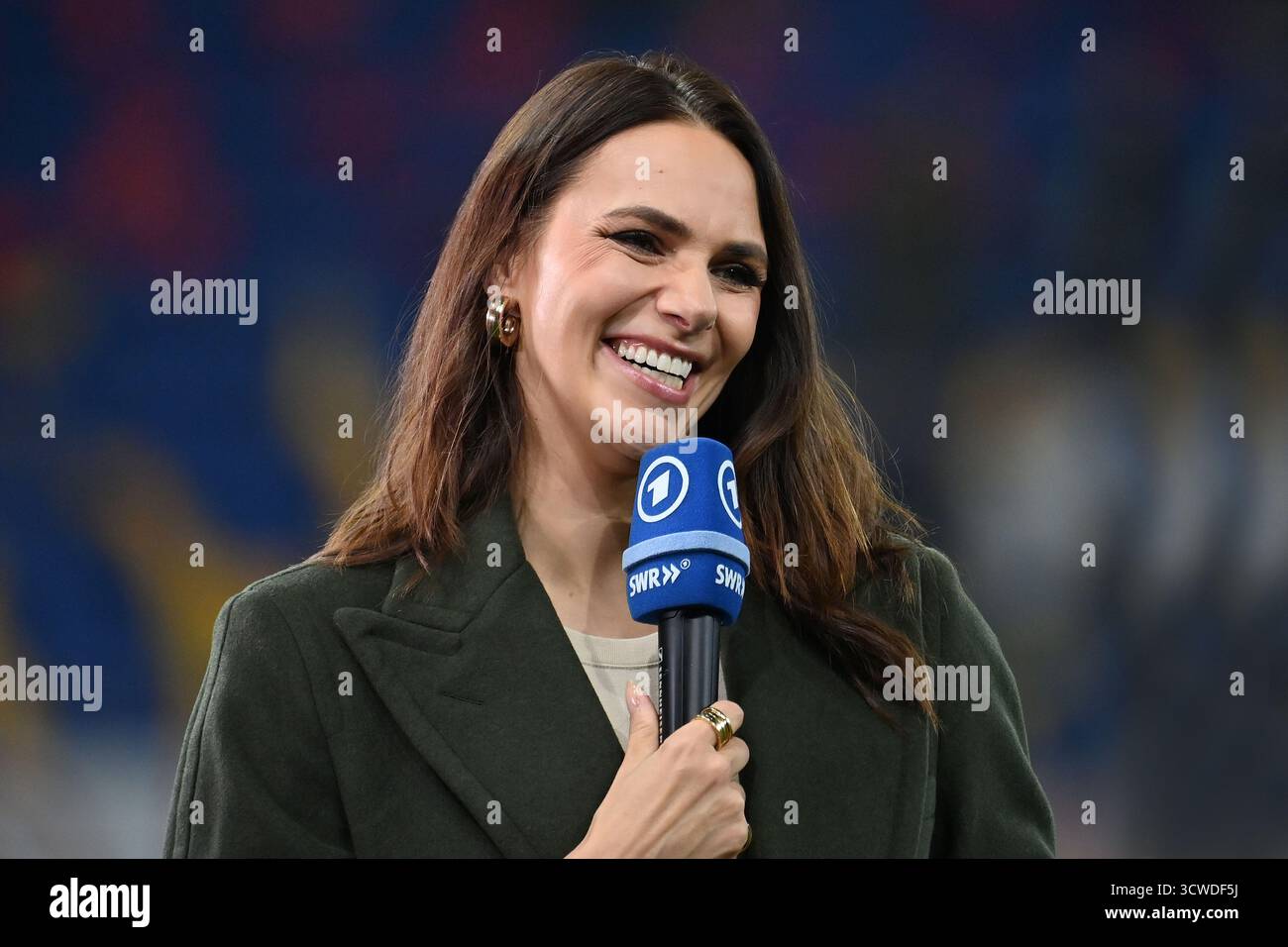 Sinsheim, Deutschland. Oktober 2025. Esther SEDLACZEK (ARD-Moderator) am ARD-Mikrofon, Einzelbild, zugeschnittenes Einzelmotiv, Porträt, Porträt, Hochformat. Internationales Fußballspiel, WM-Qualifikationsgruppe A Spieltag 7, Deutschland (DE) - Luxemburg (LU) 4-0 am 10. Oktober 2025, PreZero Arena Sinsheim. Quelle: dpa/Alamy Live News Stockfoto