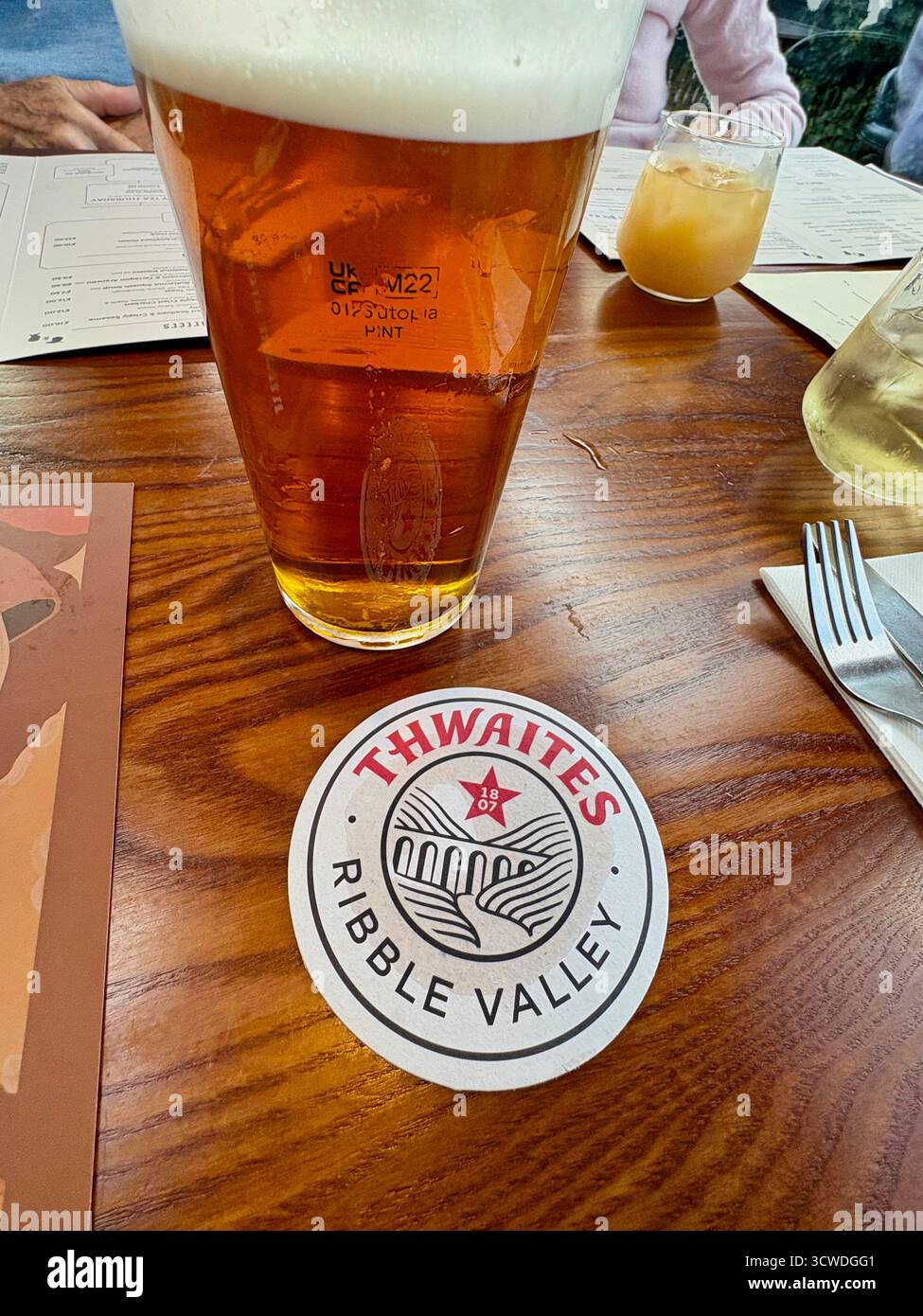 Thwaites Beer, Pint Bier in Thwaites Beer Glas - Smartphone-aufgenommenes Stockfoto