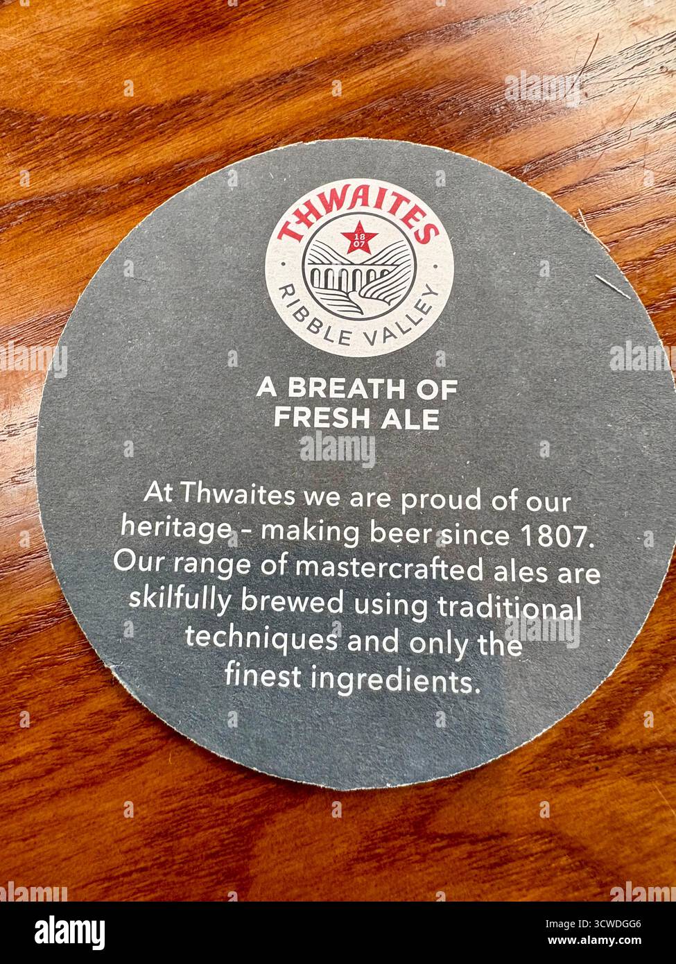 Thwaites Biermatten in einem Pub-Restaurant in Ramsbottom, Greater Manchester - Smartphone-aufgenommenes Stockfoto
