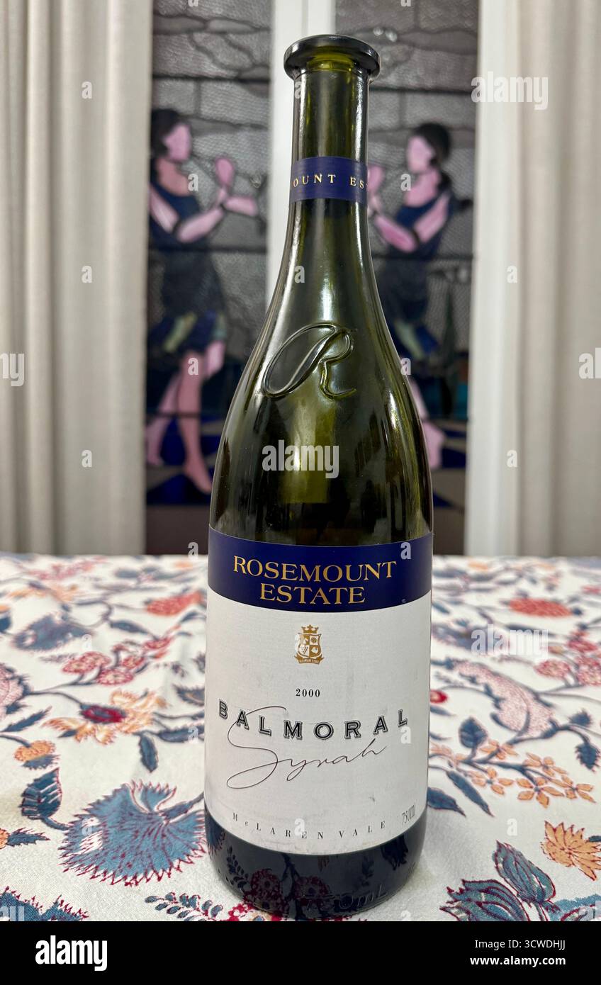 Flasche Rotwein McClaren Vale Rosemount Estate Shiraz aus dem Jahr 2000 in South Australia - Smartphone-aufgenommenes Stockfoto