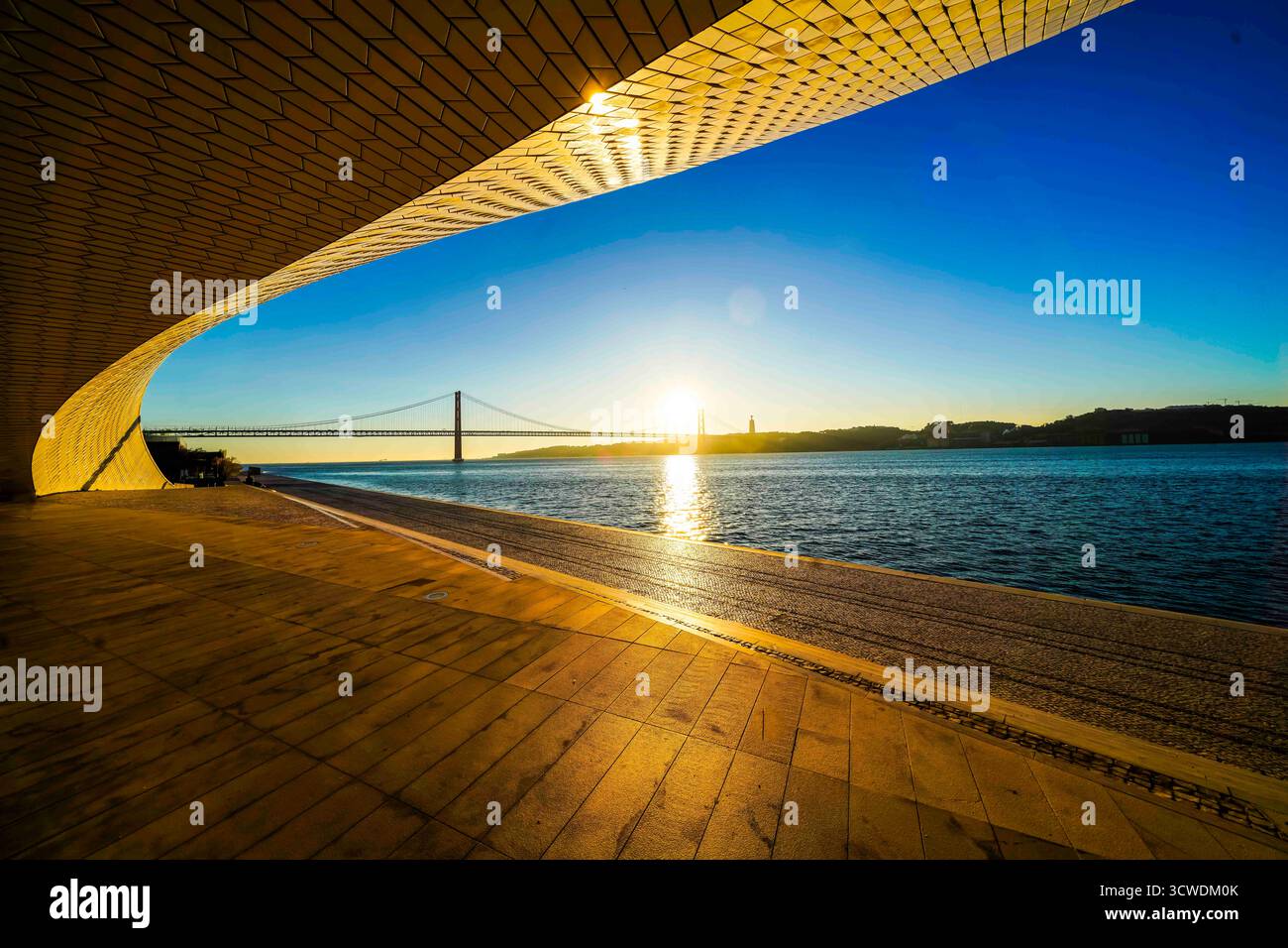 Die Baldachine des MAAT-Museums umrahmen den Tejo und die 25-de-Abril-Brücke in der Morgendämmerung, Belém, Lissabon Stockfoto