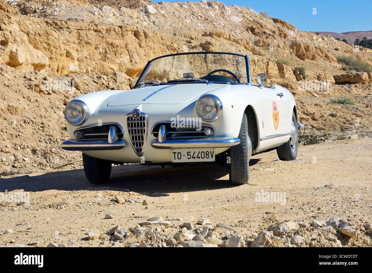 Tozeur, Tunesien - 29. September 2004: Alfa Romeo Giulietta Spider 750D in der Wüste Sahara, Tunesien Stockfoto
