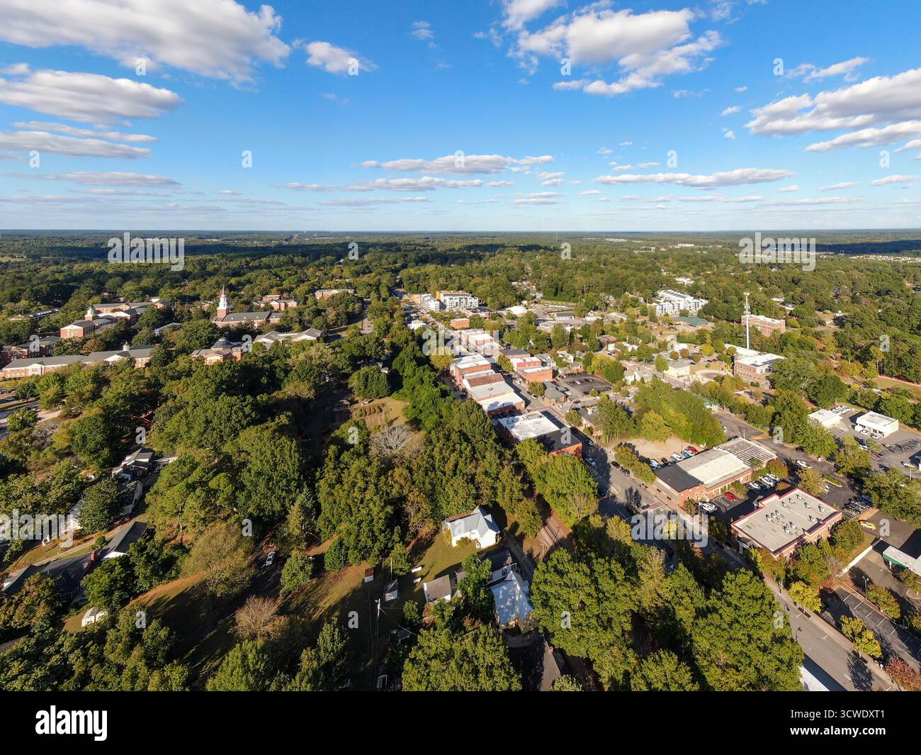 Sonnige Tageszeit mit Drone Blick auf den Wake Forest North Carolina Stockfoto