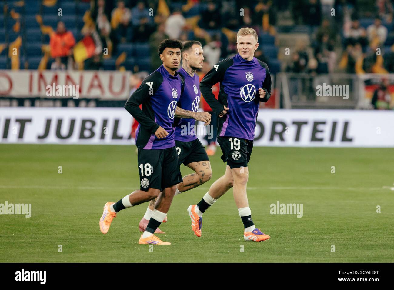 Sinsheim, Deutschland. Oktober 2025. Sinsheim, Deutschland, 10. Oktober 2025 Nathaniel Brown (#18 - Deutschland) und Jonathan Burkardt (#19 - Deutschland) beim warm-up während des UEFA-Qualifikationsspiels zwischen Deutschland und Luxemburg in der PreZero Arena in Sinsheim. (Gabor Baumgarten/SPP) Credit: SPP Sport Press Photo. /Alamy Live News Stockfoto